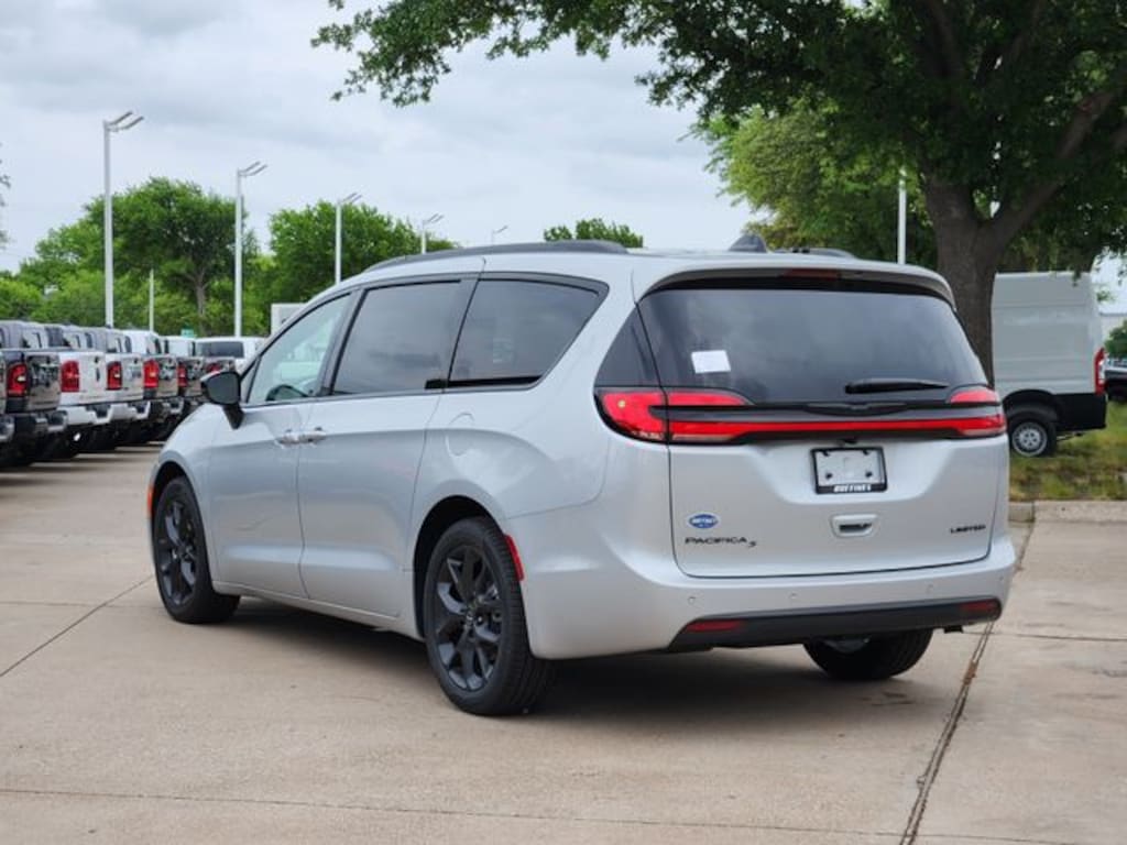 New 2026 Chrysler Pacifica LIMITED Passenger Van