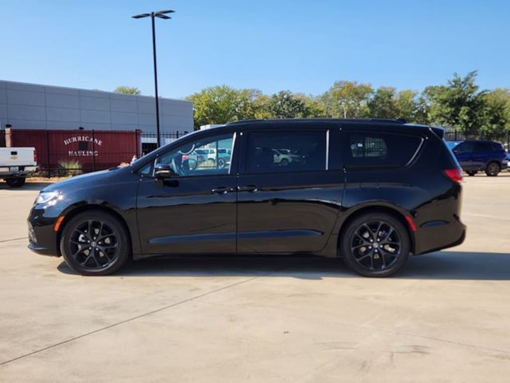 Used 2025 Chrysler Pacifica Limited Van Passenger Van