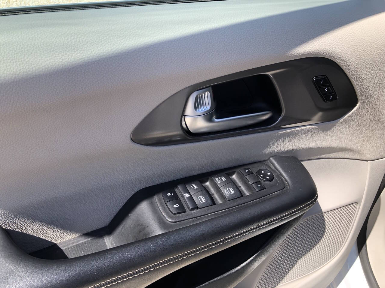 2024 Chrysler Pacifica Touring L - Photo 11