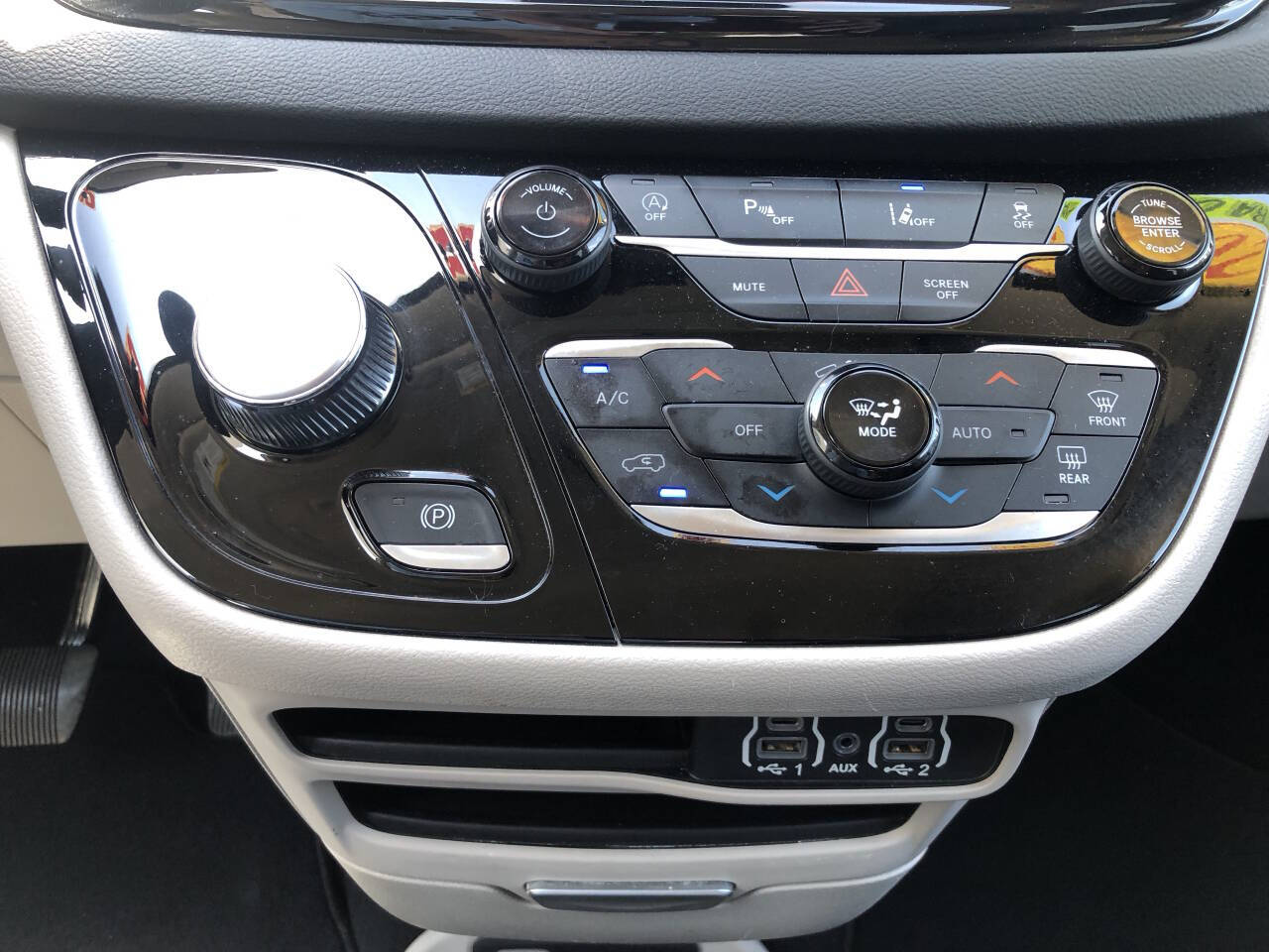 2024 Chrysler Pacifica Touring L - Photo 19