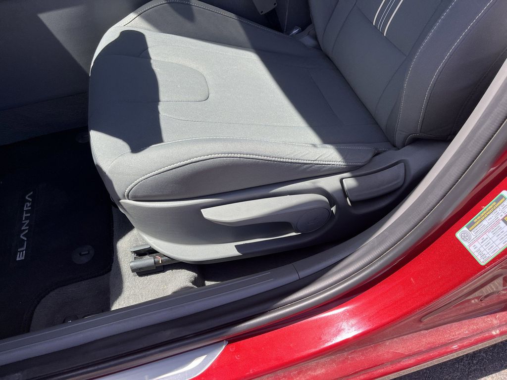 2024 Hyundai Elantra SEL - Photo 11
