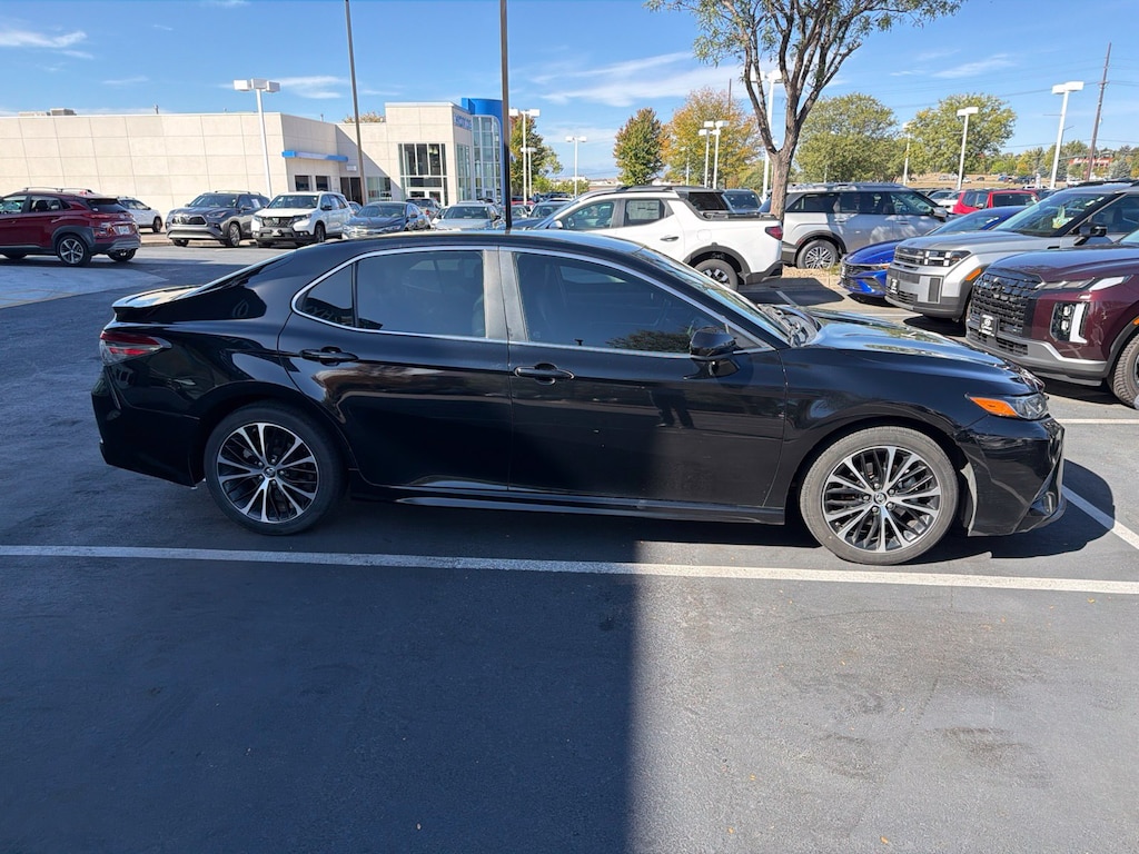 Used 2018 Toyota Camry SE Sedan