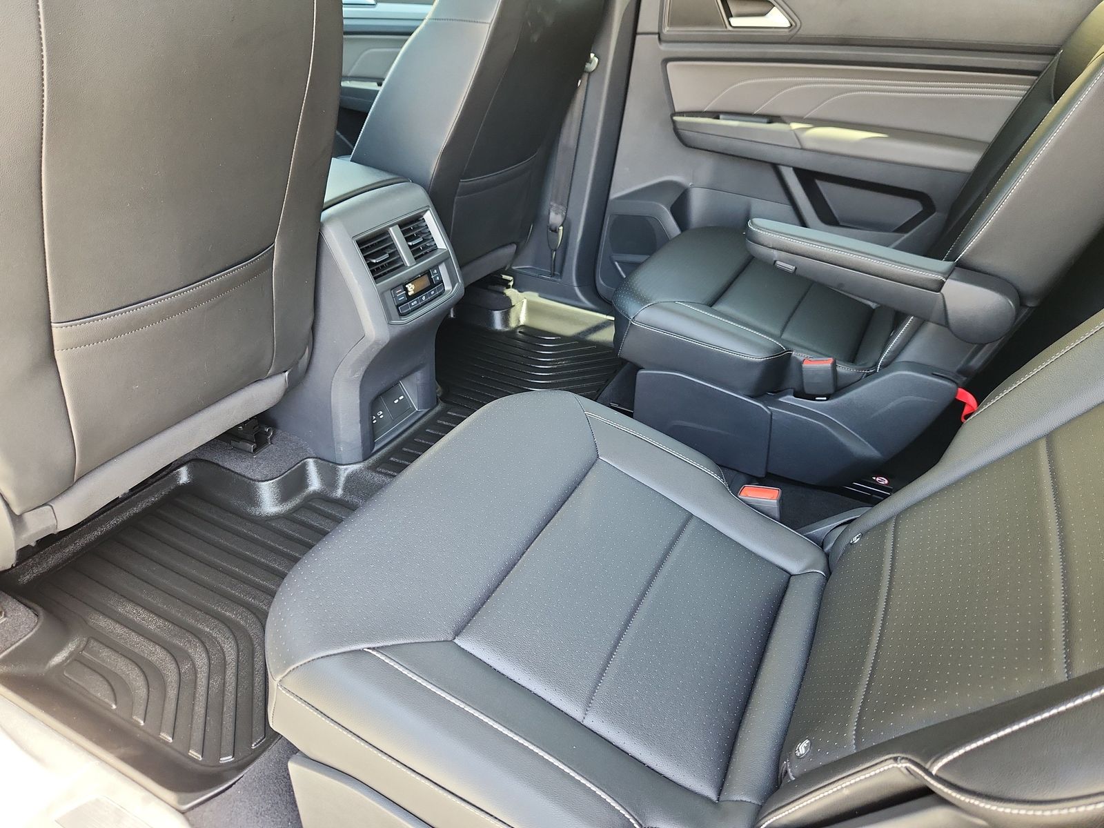 2022 Volkswagen Atlas SE w/Tech - Photo 11