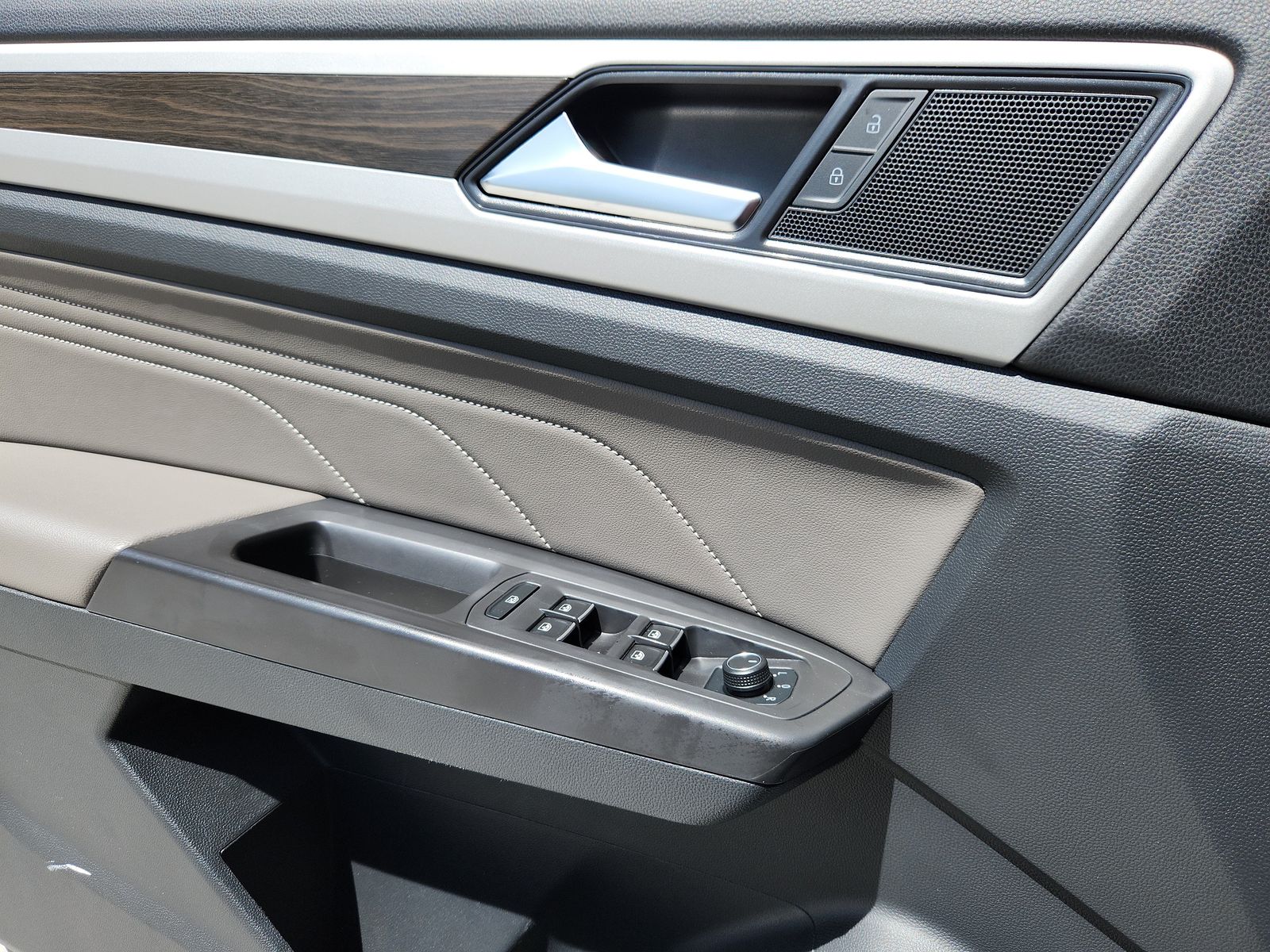 2022 Volkswagen Atlas SE w/Tech - Photo 9