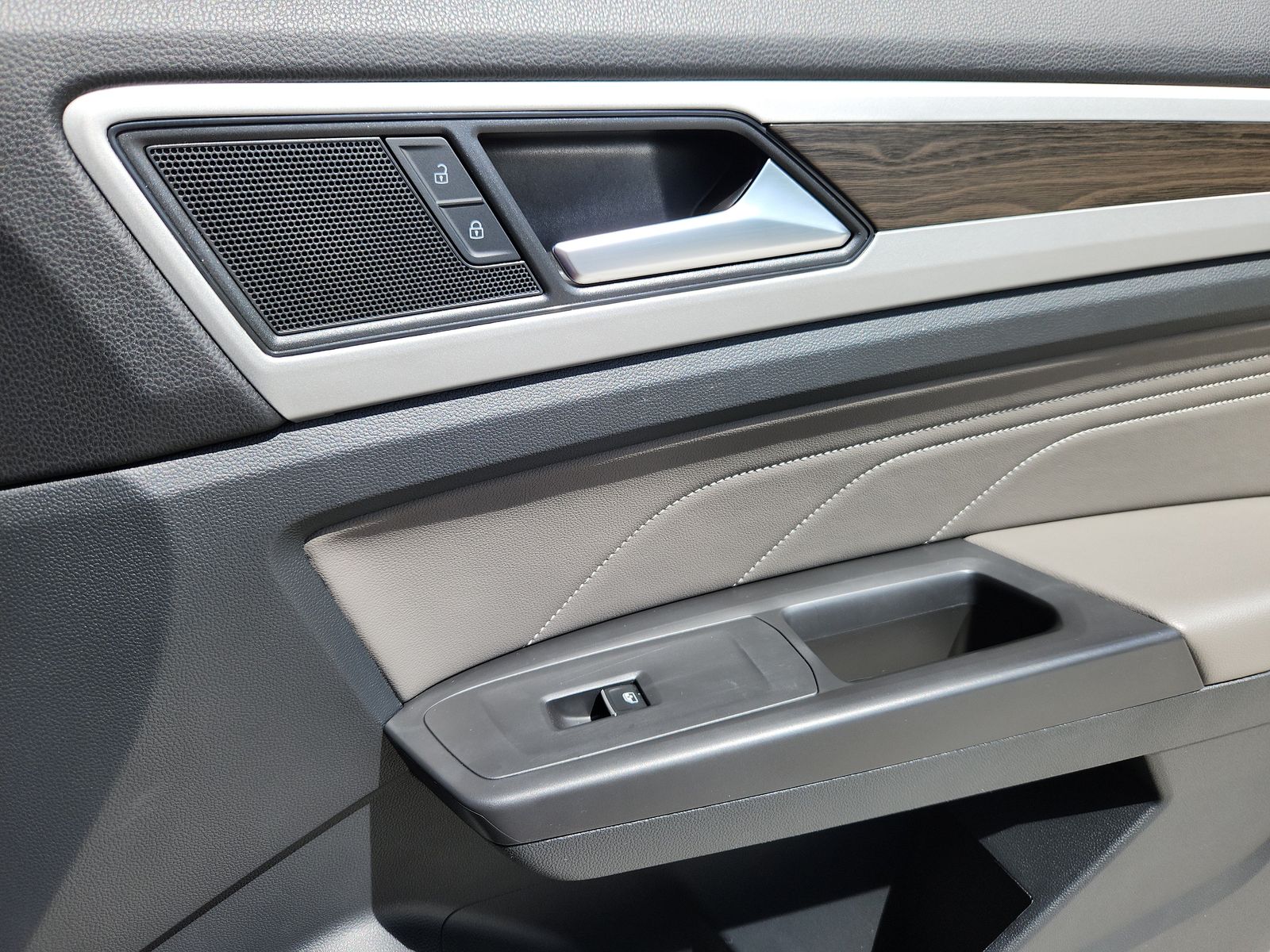 2022 Volkswagen Atlas SE w/Tech - Photo 17