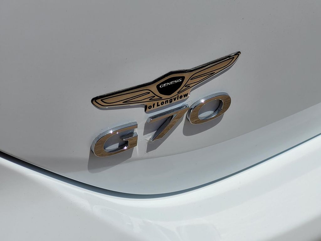 2025 GENESIS G70 Standard - Photo 8
