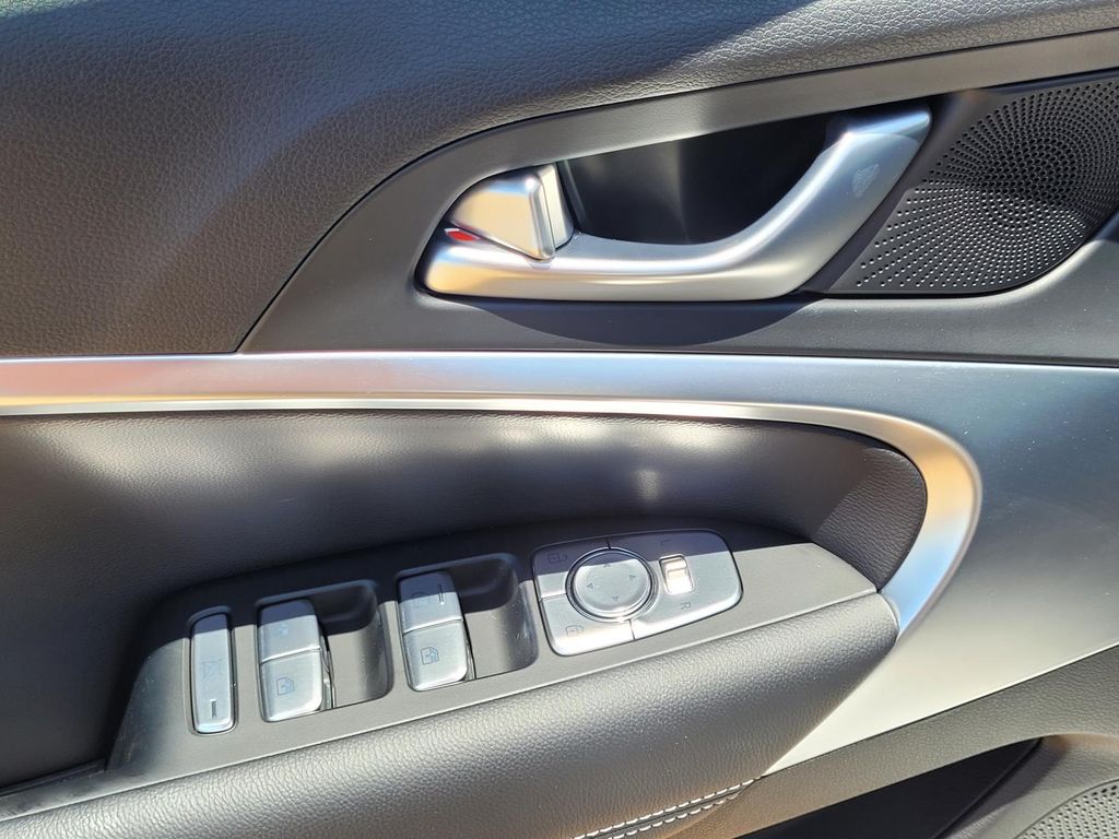 2025 GENESIS G70 Standard - Photo 12