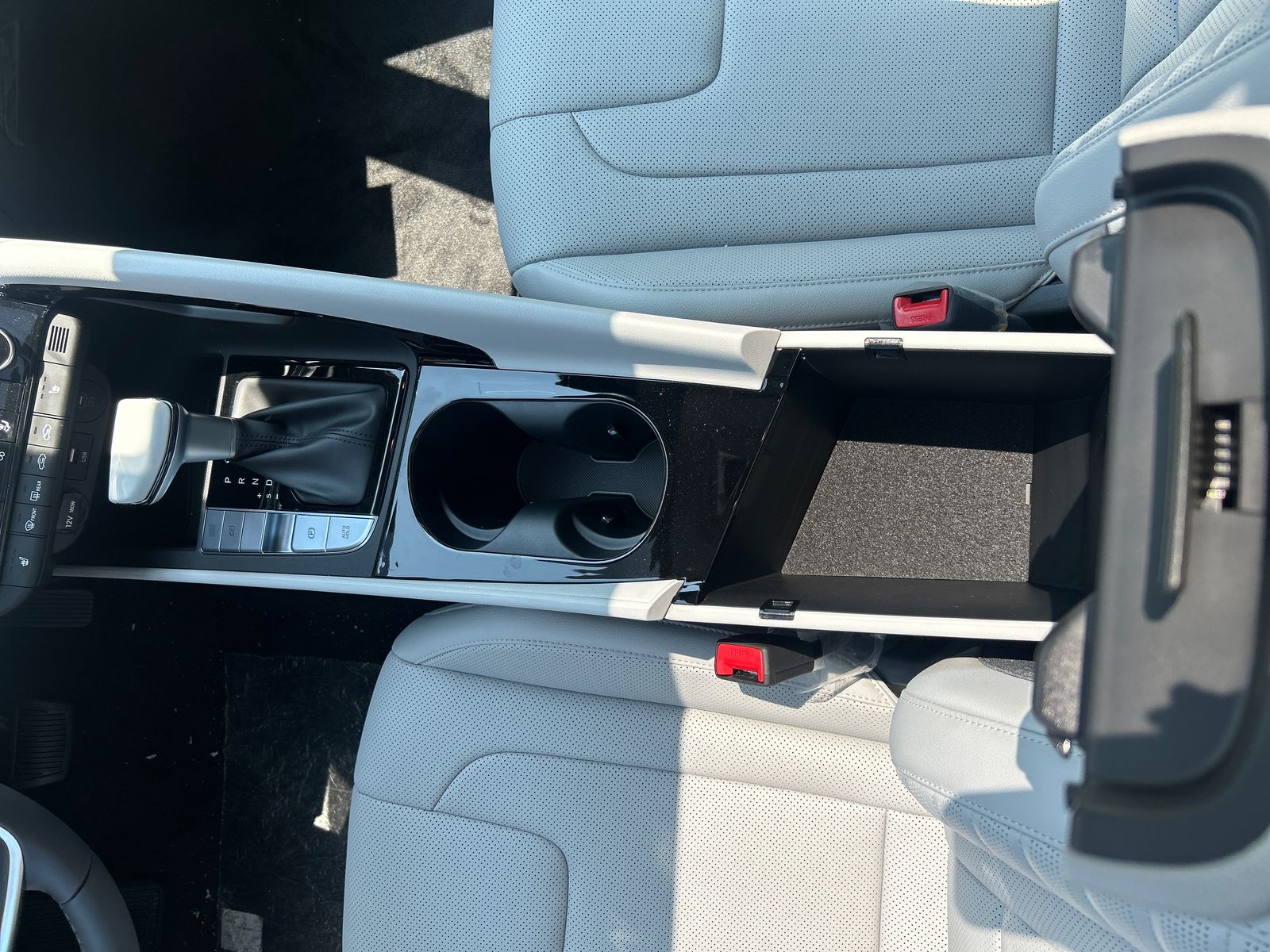 2025 Hyundai Elantra Limited - Photo 18