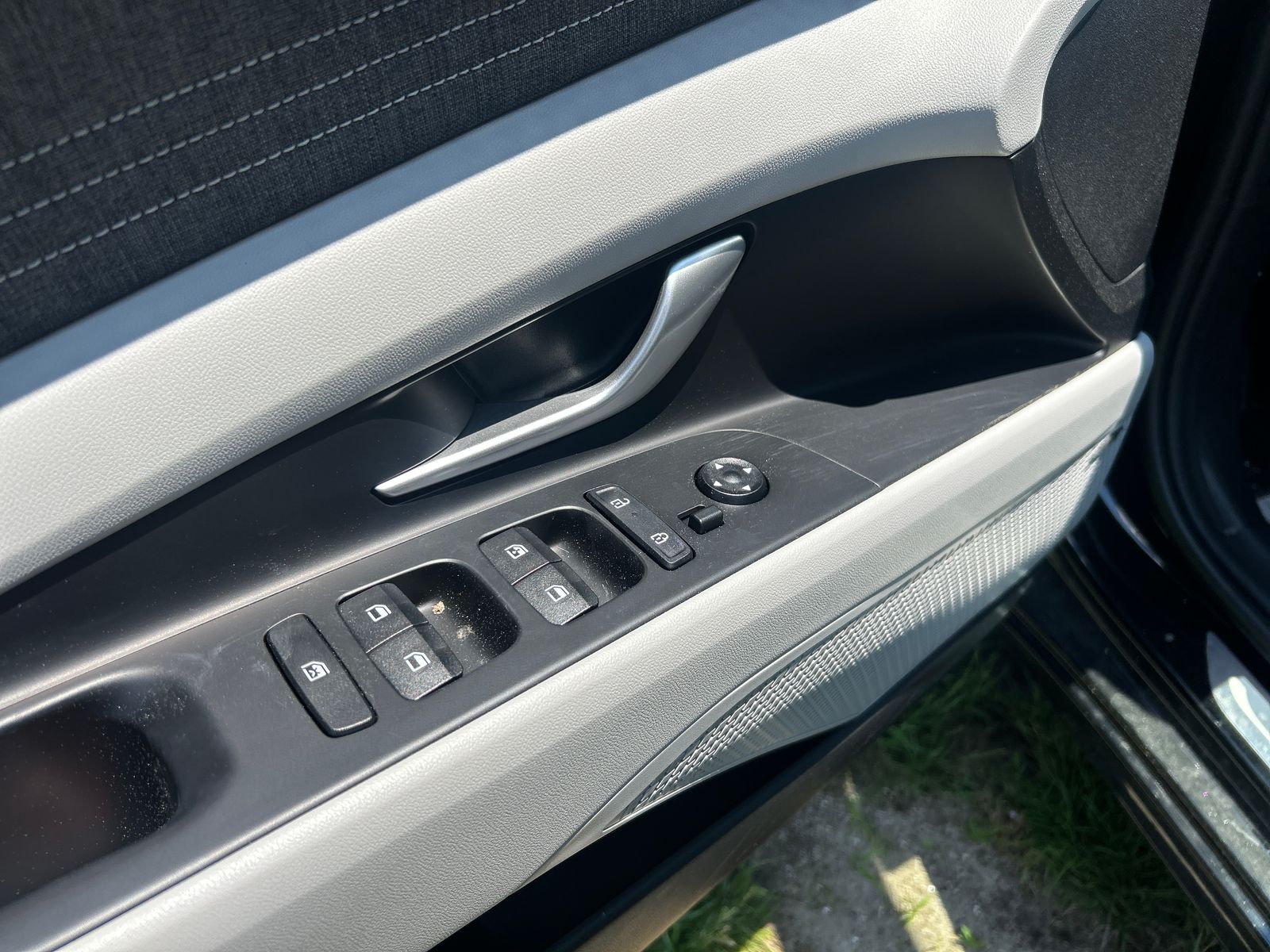 2025 Hyundai Elantra Limited - Photo 9