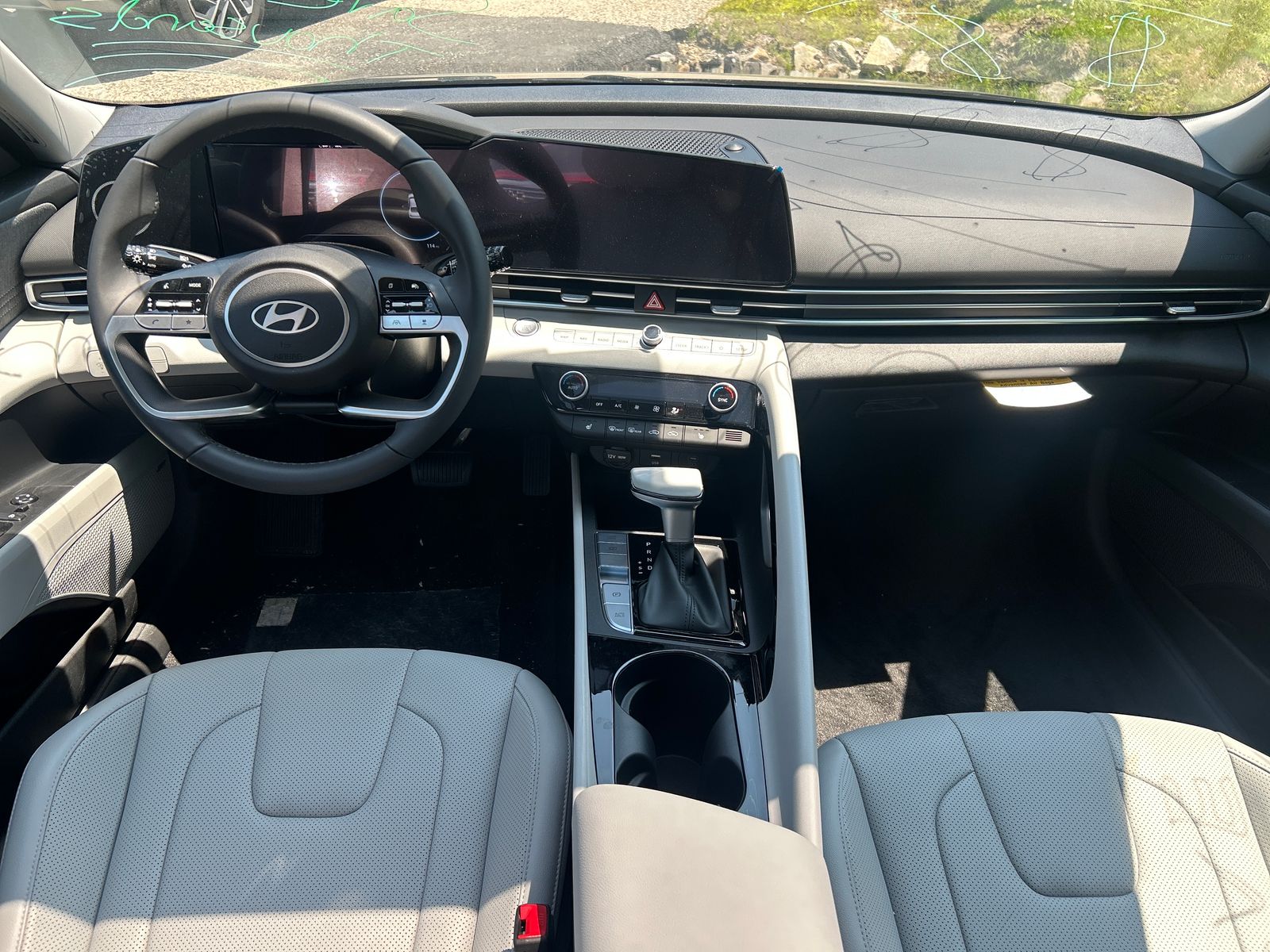 2025 Hyundai Elantra Limited - Photo 16