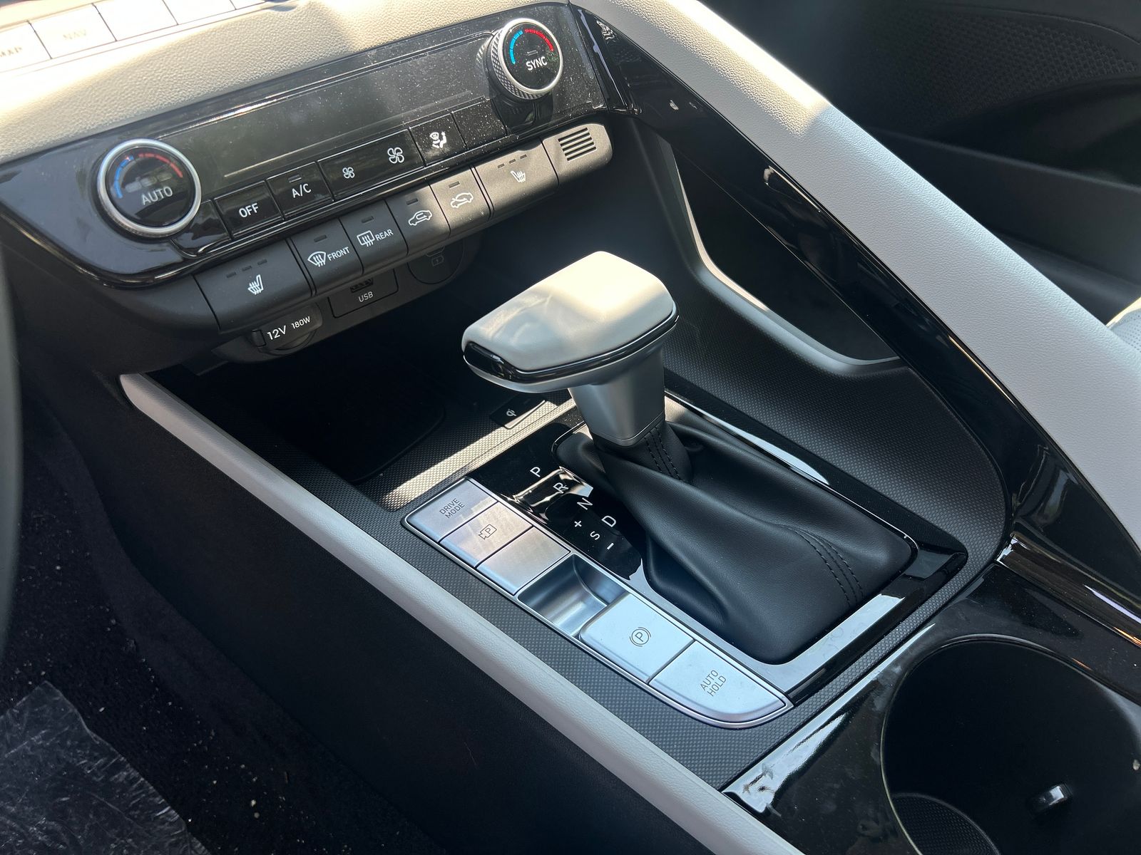 2025 Hyundai Elantra Limited - Photo 12