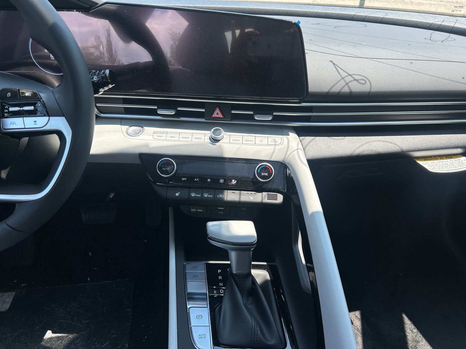 2025 Hyundai Elantra Limited - Photo 17