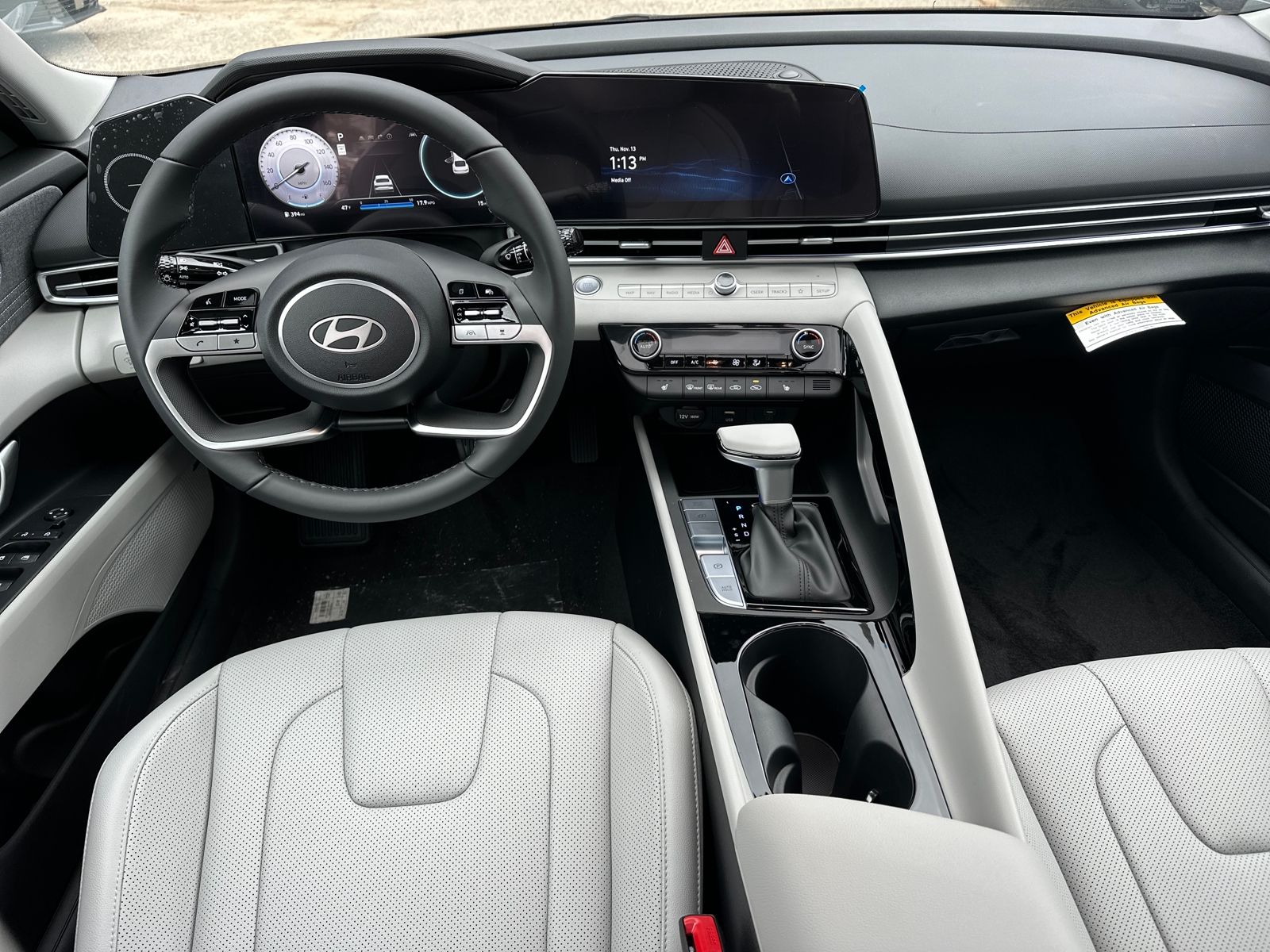 2025 Hyundai Elantra Limited - Photo 15