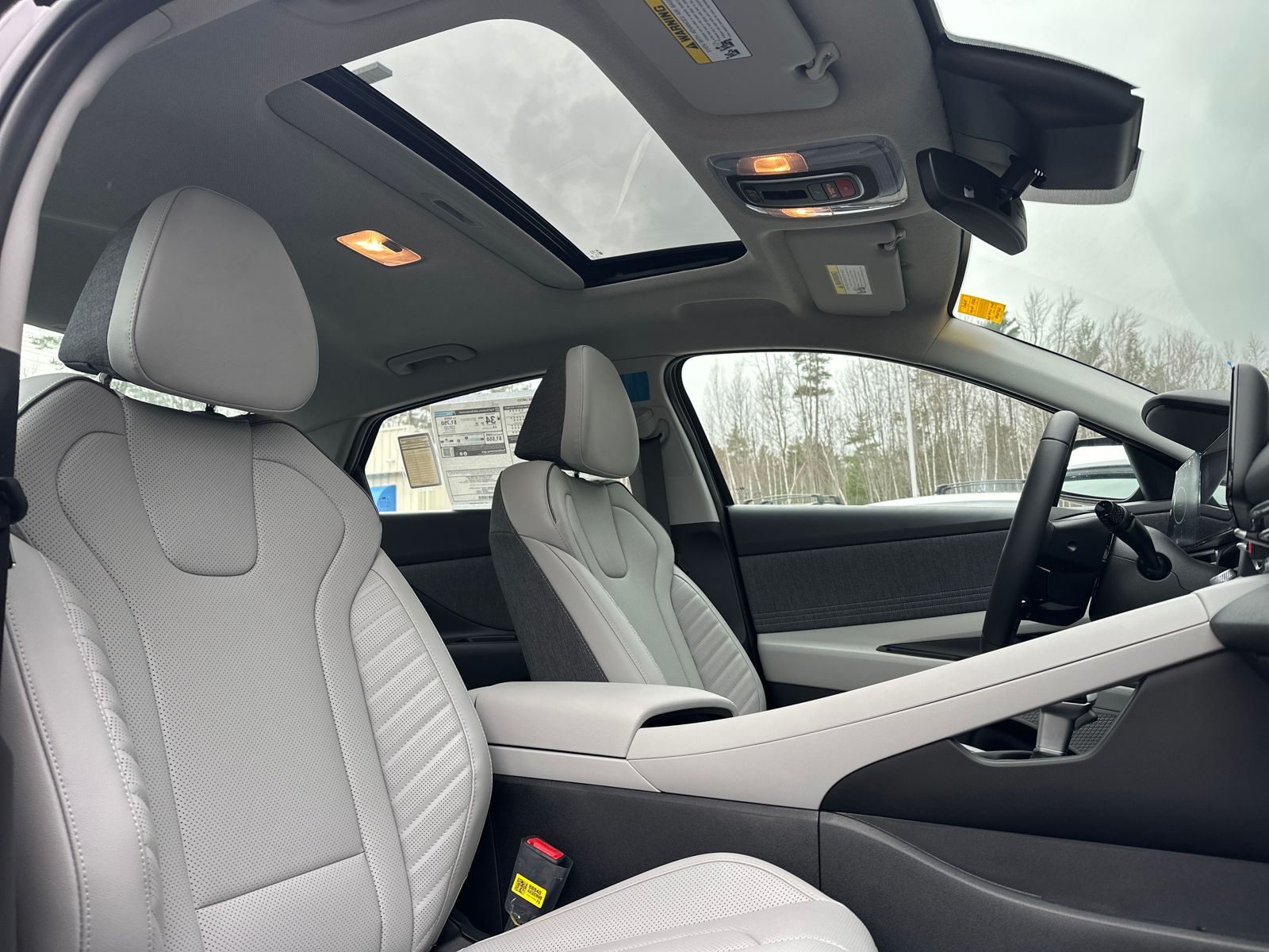 2025 Hyundai Elantra Limited - Photo 13