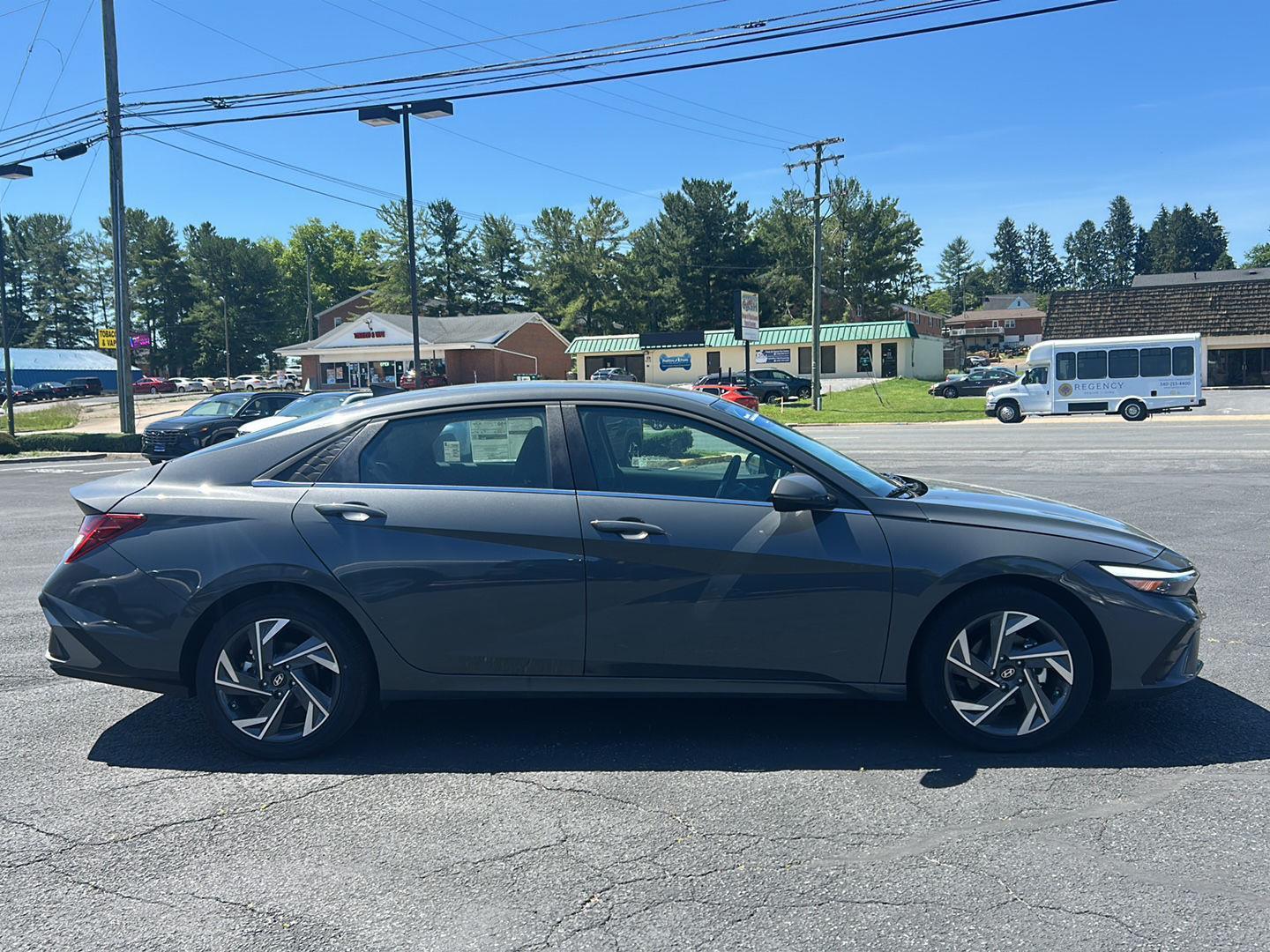 2025 Hyundai Elantra Limited - Photo 9