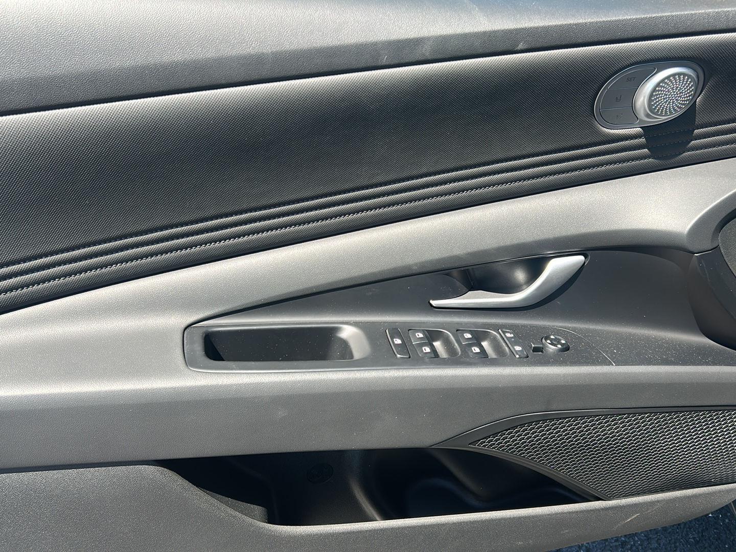 2025 Hyundai Elantra Limited - Photo 12