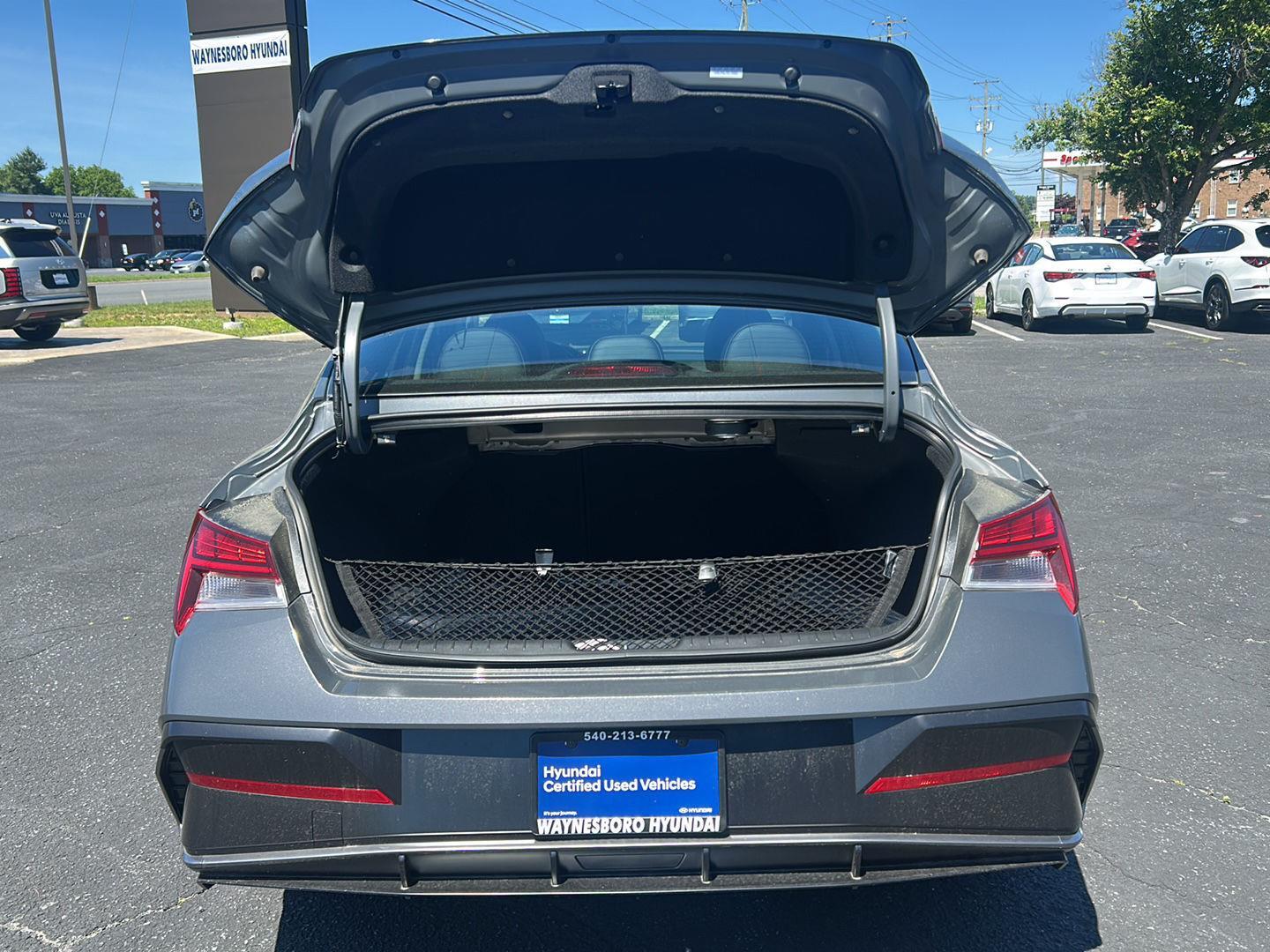 2025 Hyundai Elantra Limited - Photo 7
