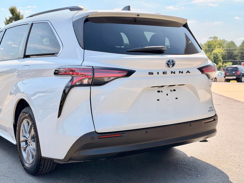Used 2021 Toyota Sienna XLE Minivan/Van