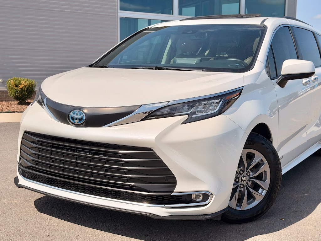Used 2021 Toyota Sienna XLE Minivan/Van