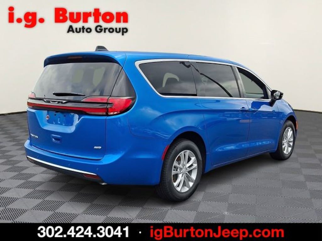 New 2027 Chrysler Pacifica SELECT AWD Passenger Van