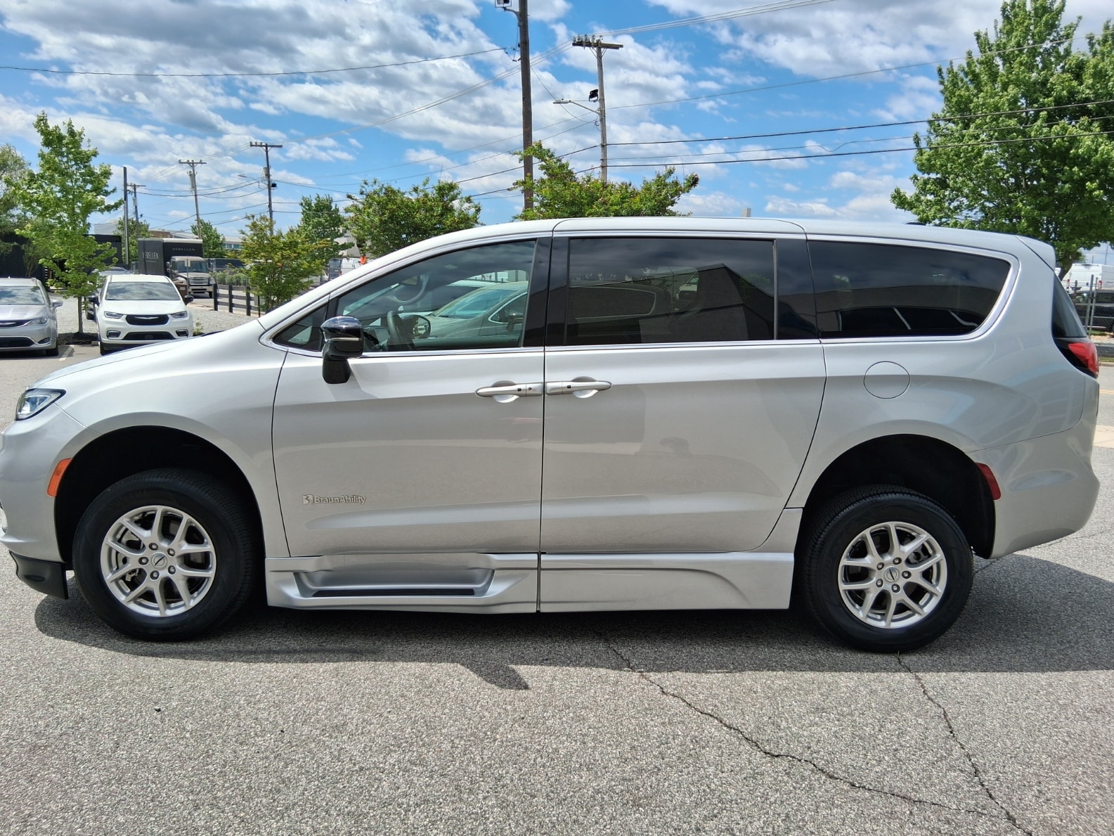 2024 Chrysler Pacifica Touring - Photo 4