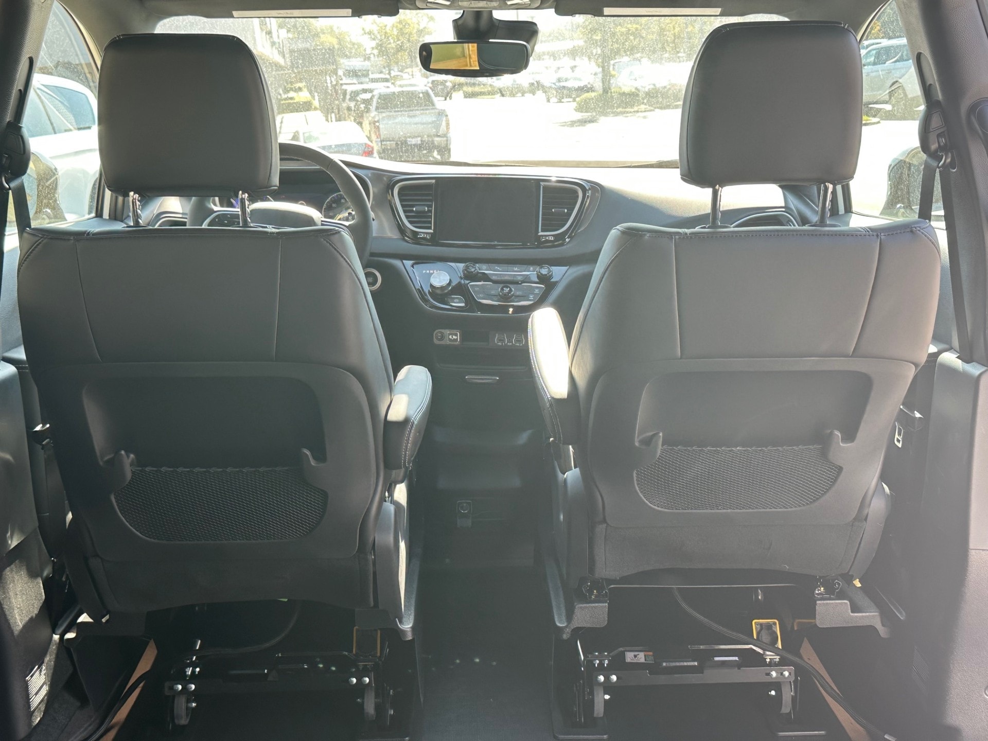2025 Chrysler Voyager LX - Photo 9