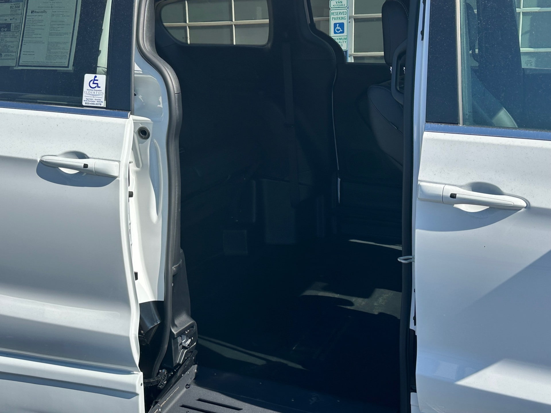 2025 Chrysler Voyager LX - Photo 10