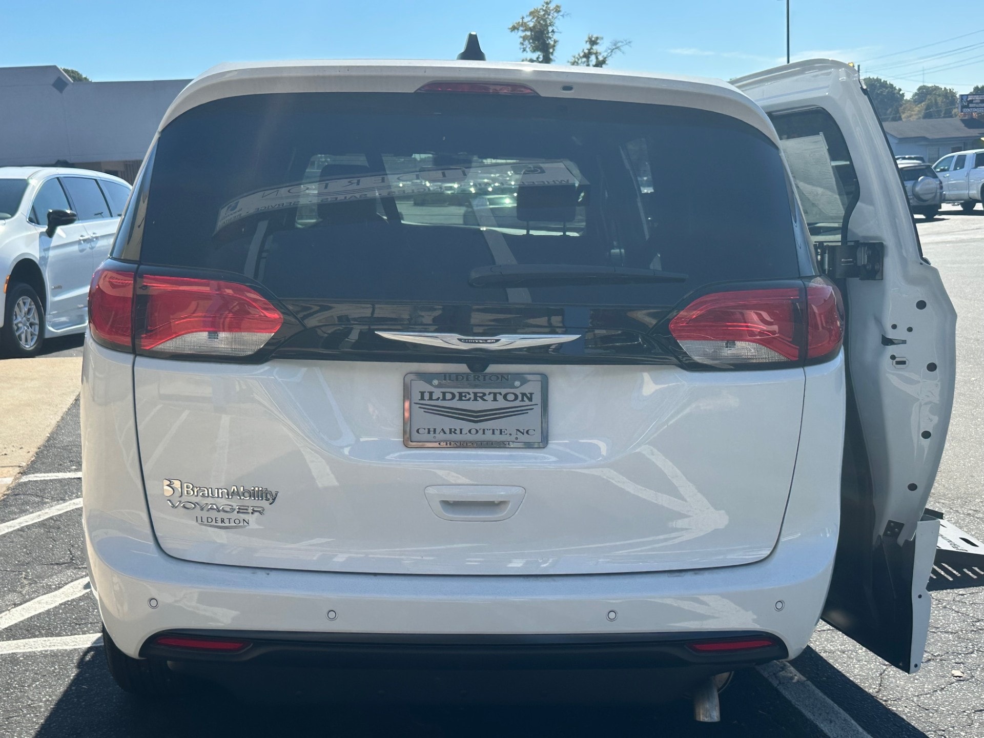 2025 Chrysler Voyager LX - Photo 7
