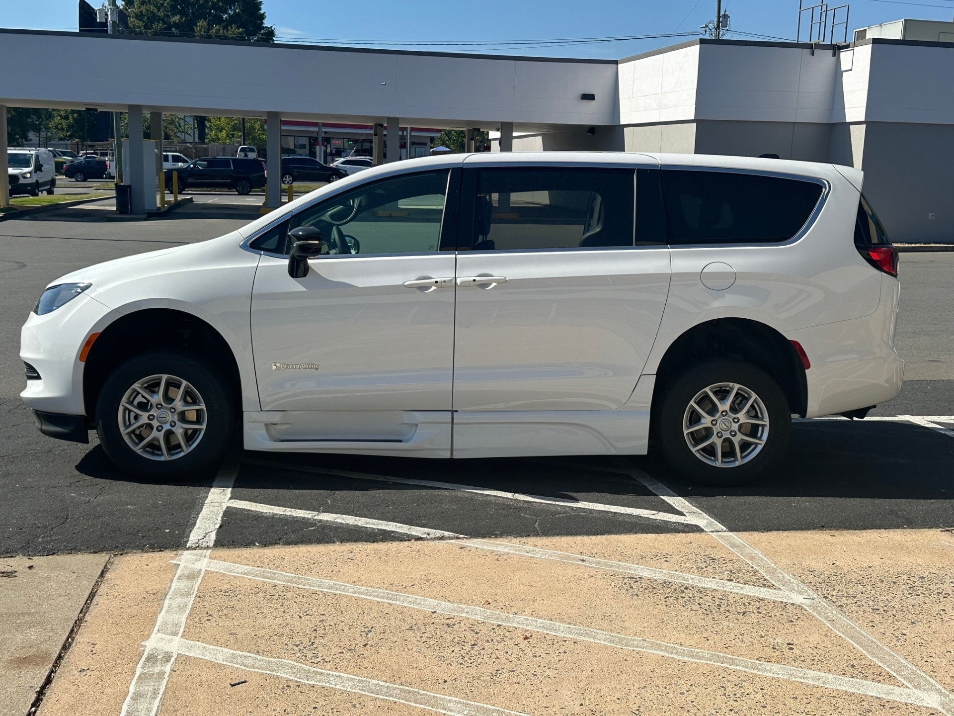 2025 Chrysler Voyager LX - Photo 5