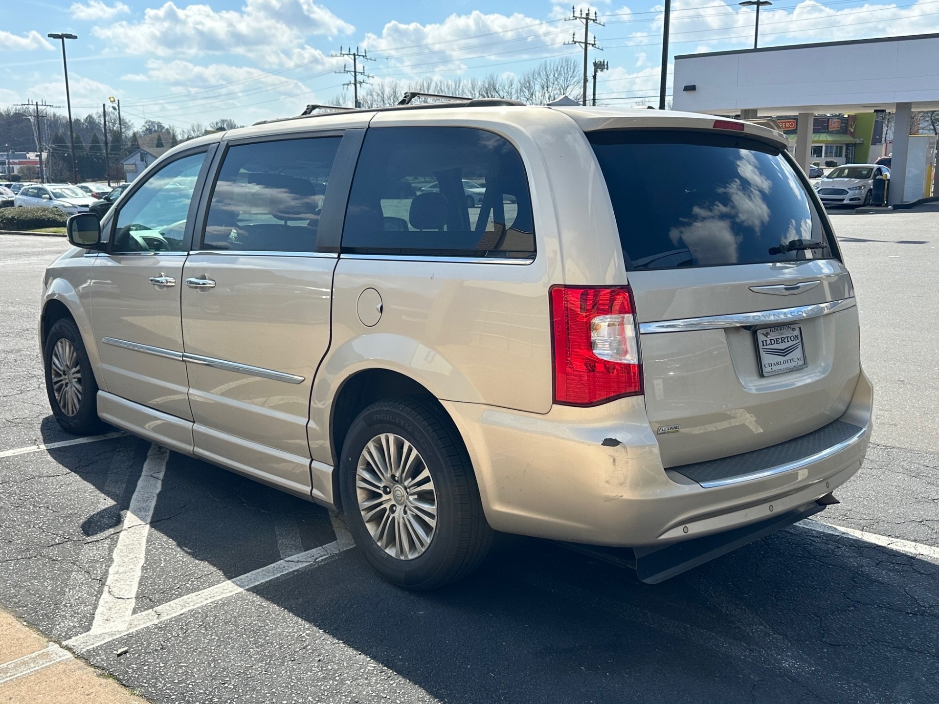 2013 Chrysler Town & Country Touring-L - Photo 6