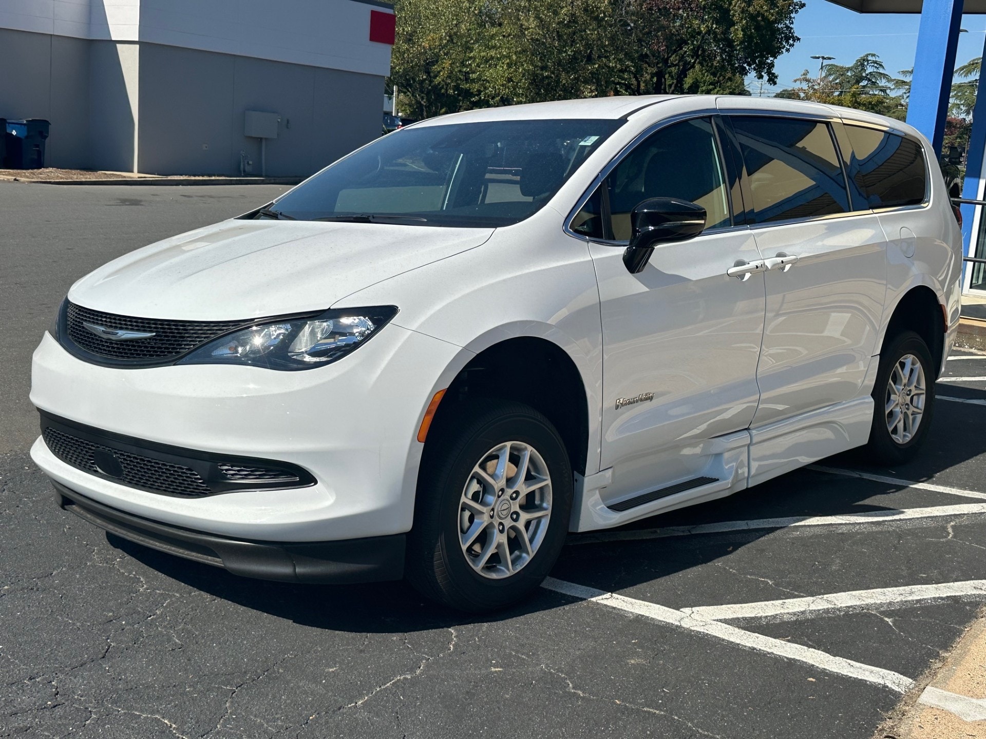 2025 Chrysler Voyager LX - Photo 4