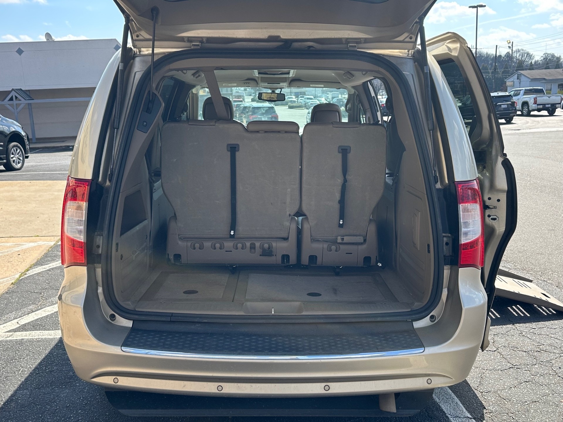 2013 Chrysler Town & Country Touring-L - Photo 8