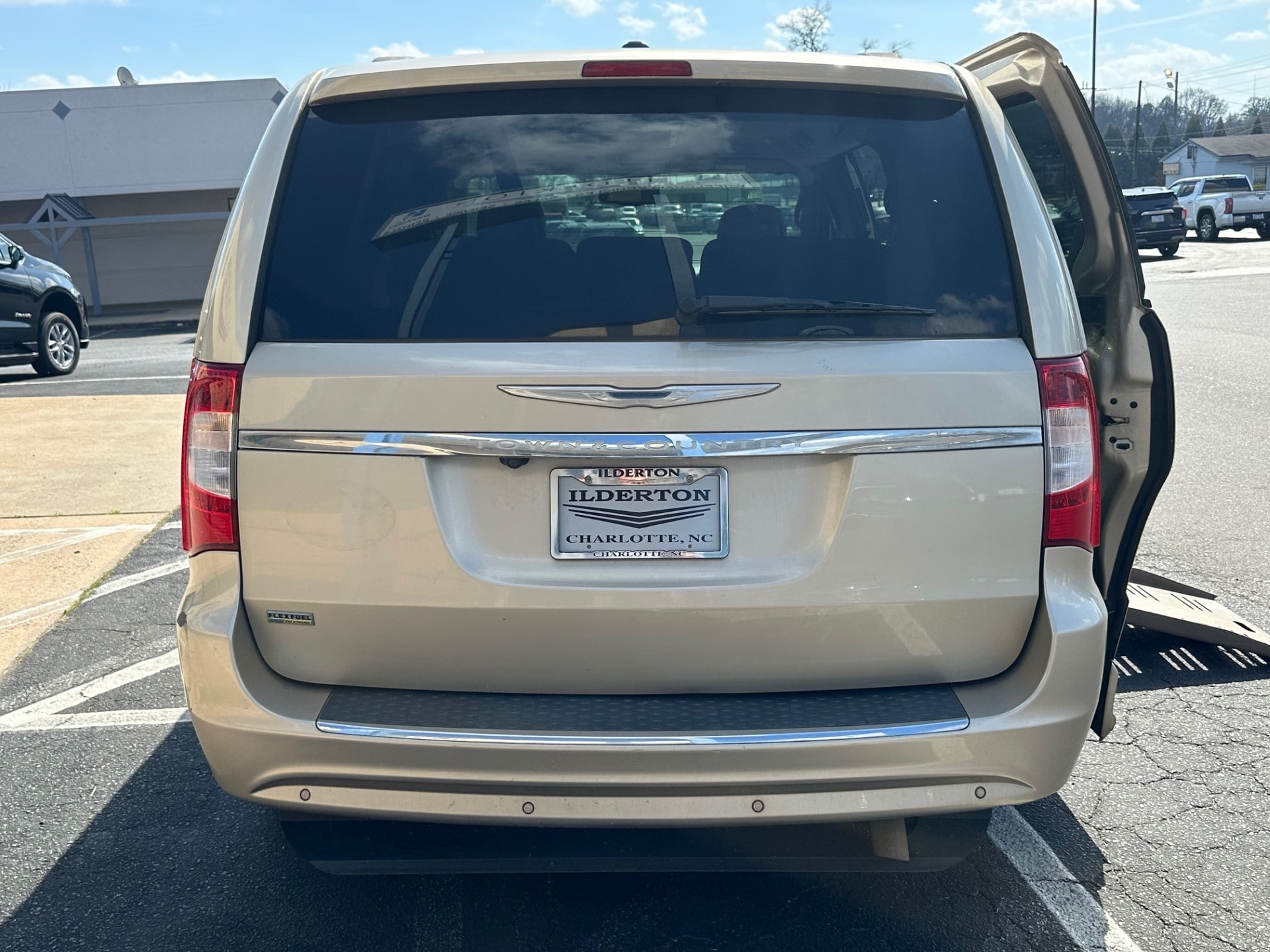 2013 Chrysler Town & Country Touring-L - Photo 7