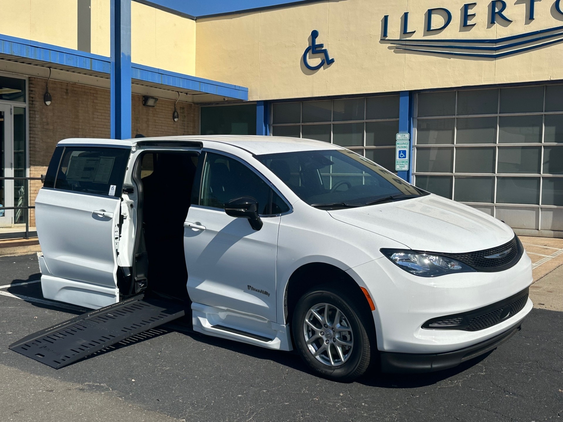 2025 Chrysler Voyager LX - Photo 2