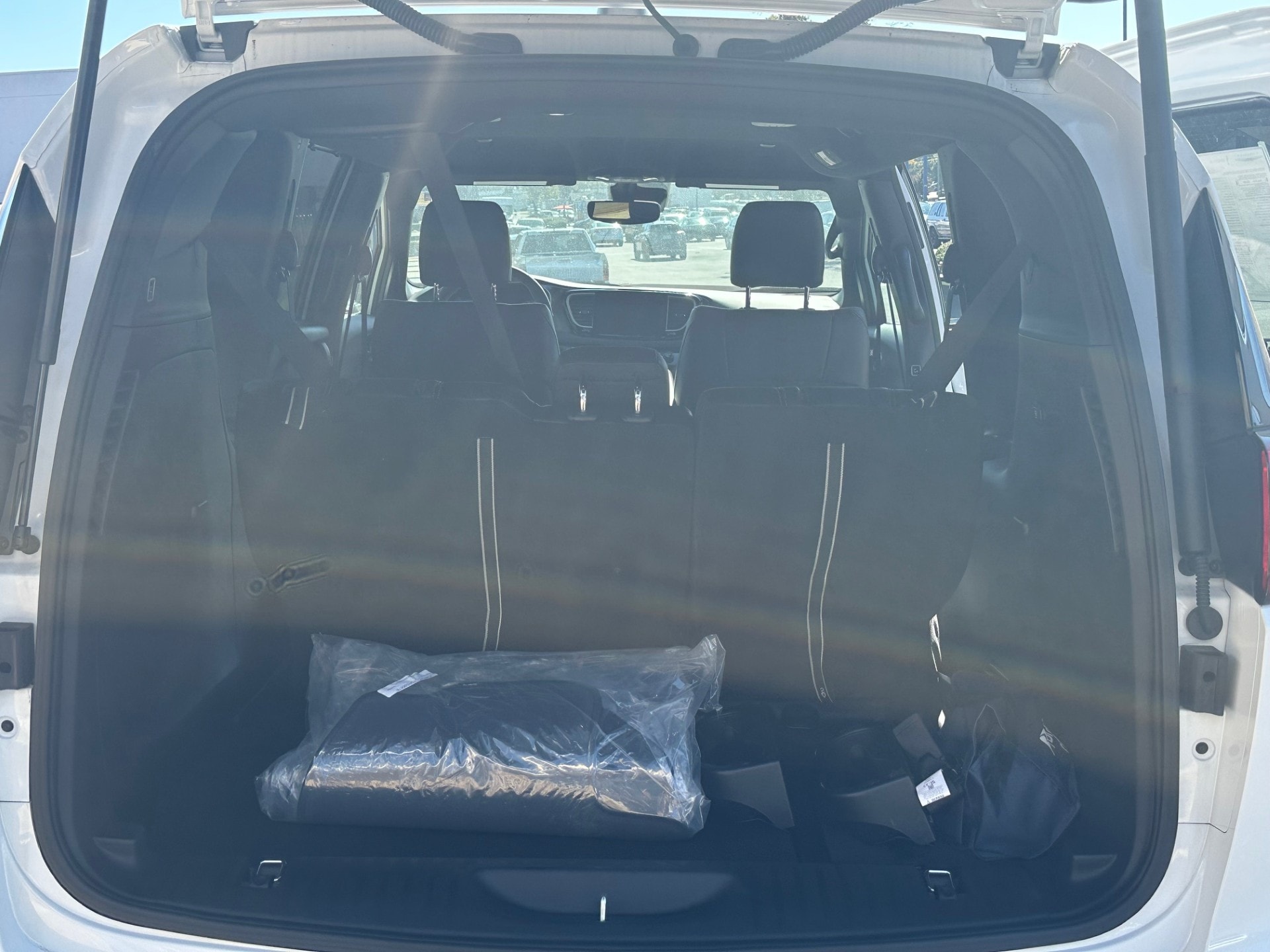 2025 Chrysler Voyager LX - Photo 8