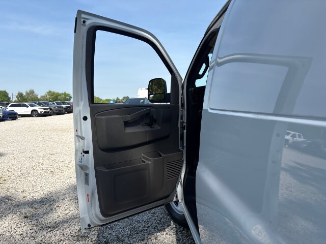2025 GMC Savana Cargo Work Van - Photo 16