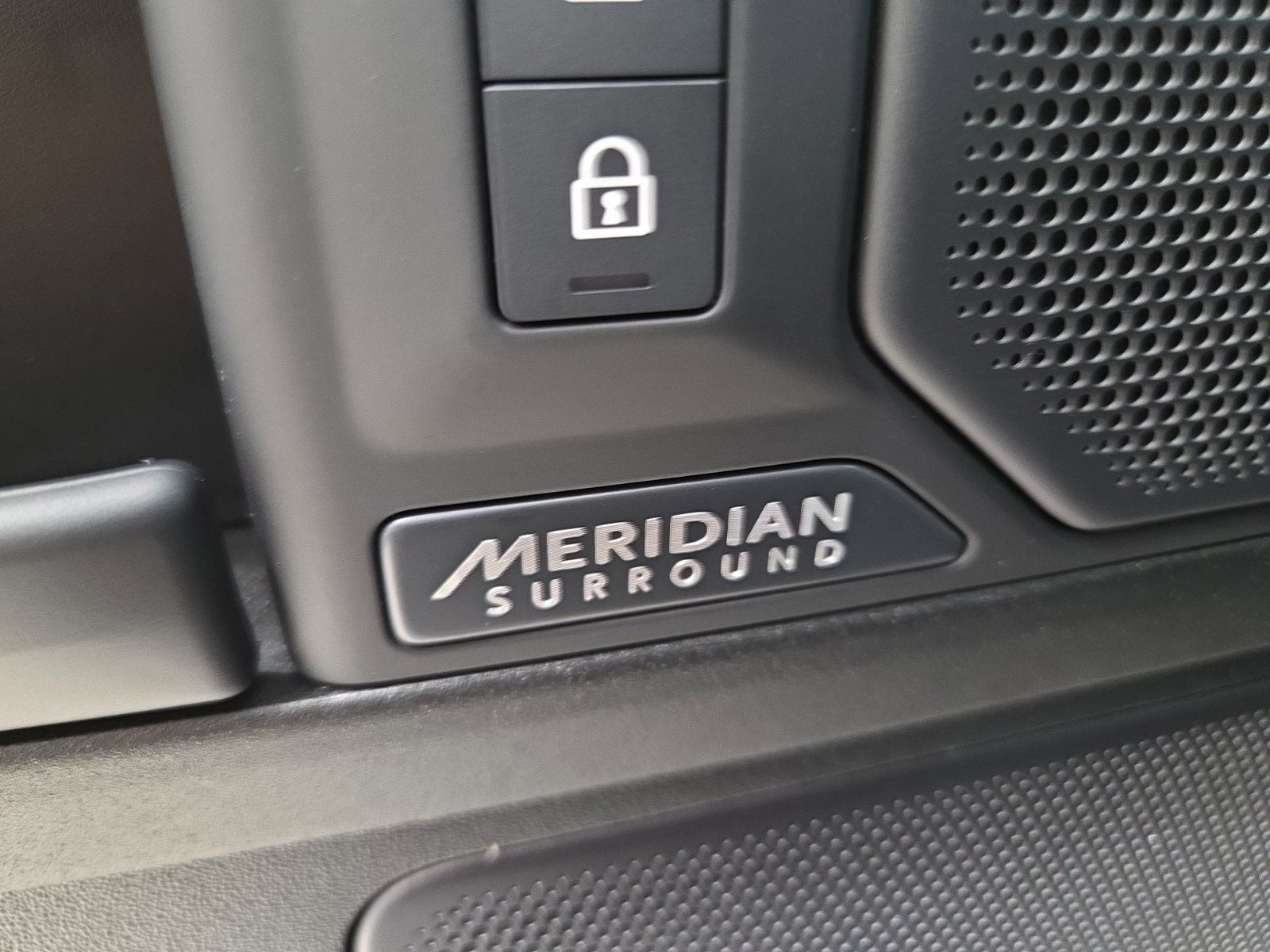 2026 Land Rover Defender OCTA Black - Photo 20