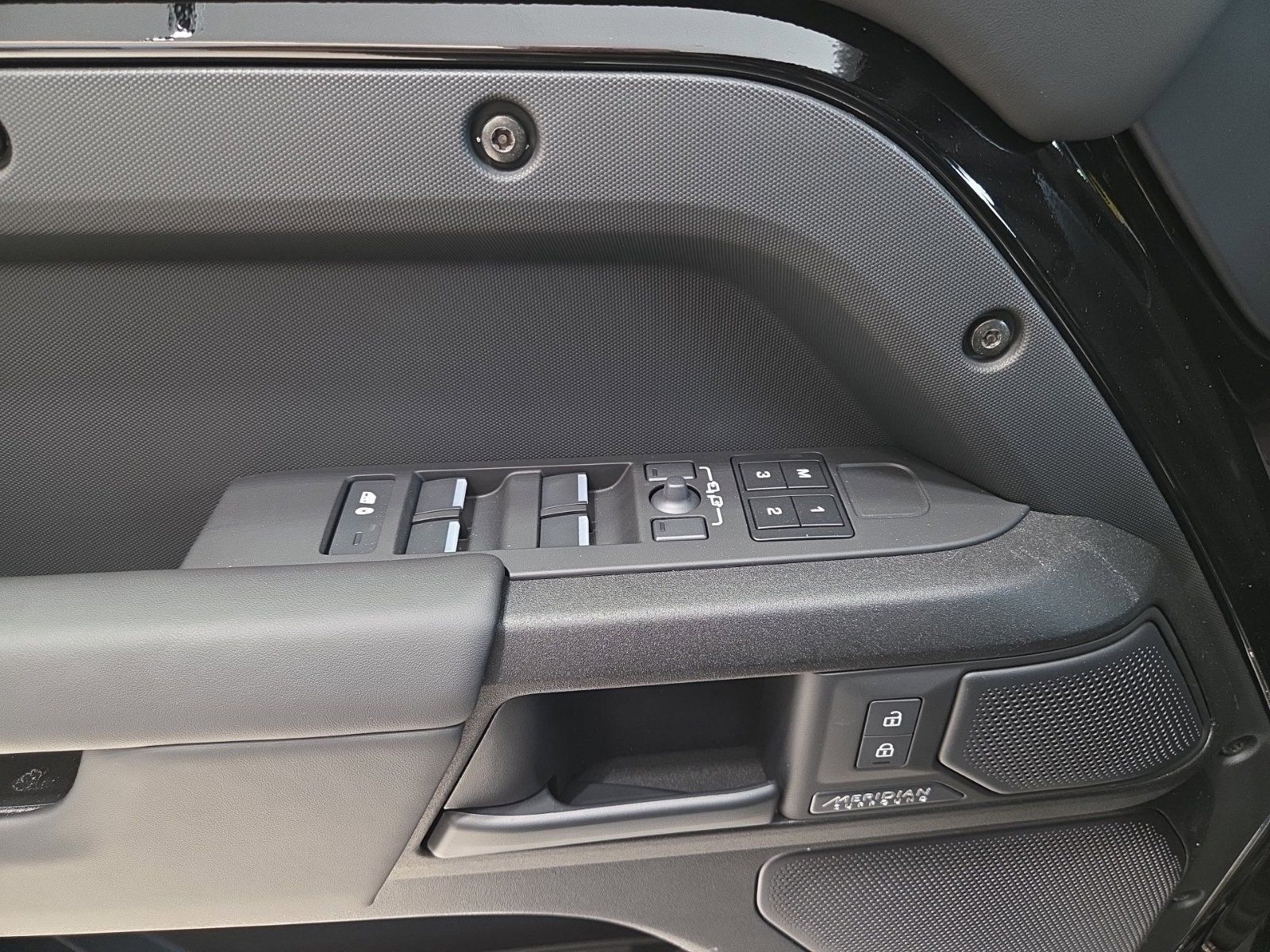 2026 Land Rover Defender OCTA Black - Photo 18