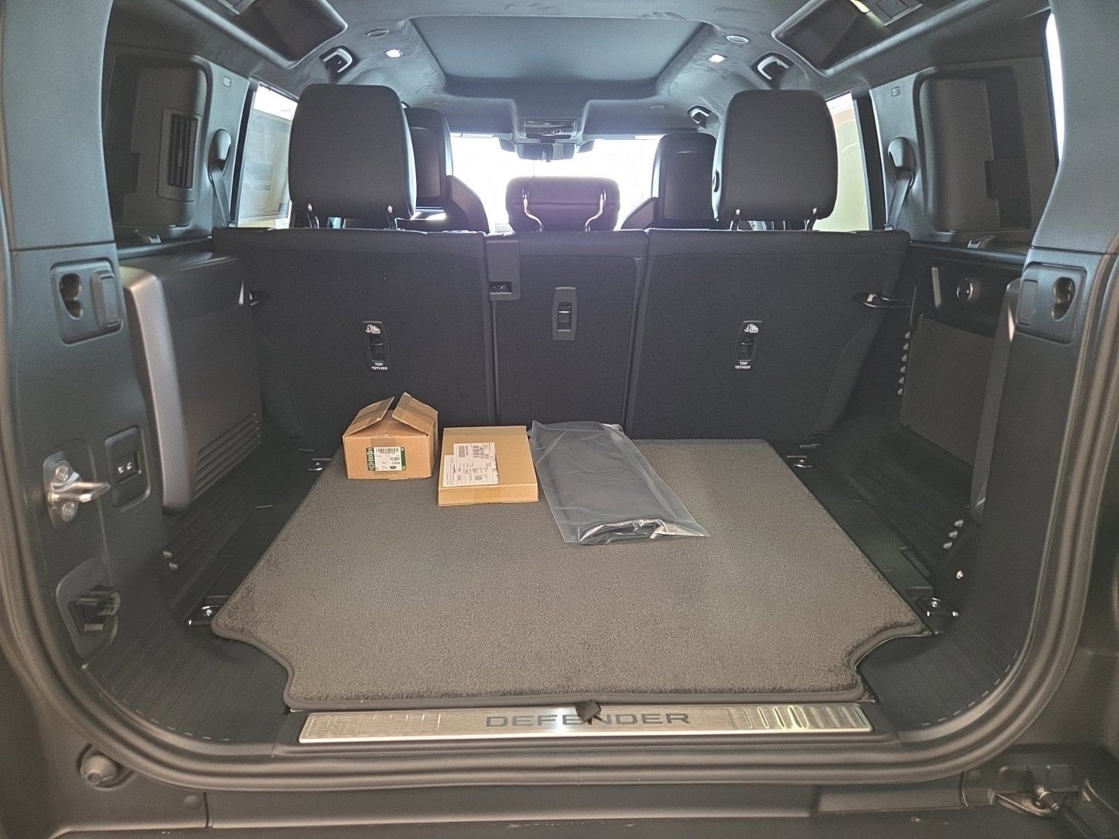 2026 Land Rover Defender OCTA Black - Photo 8