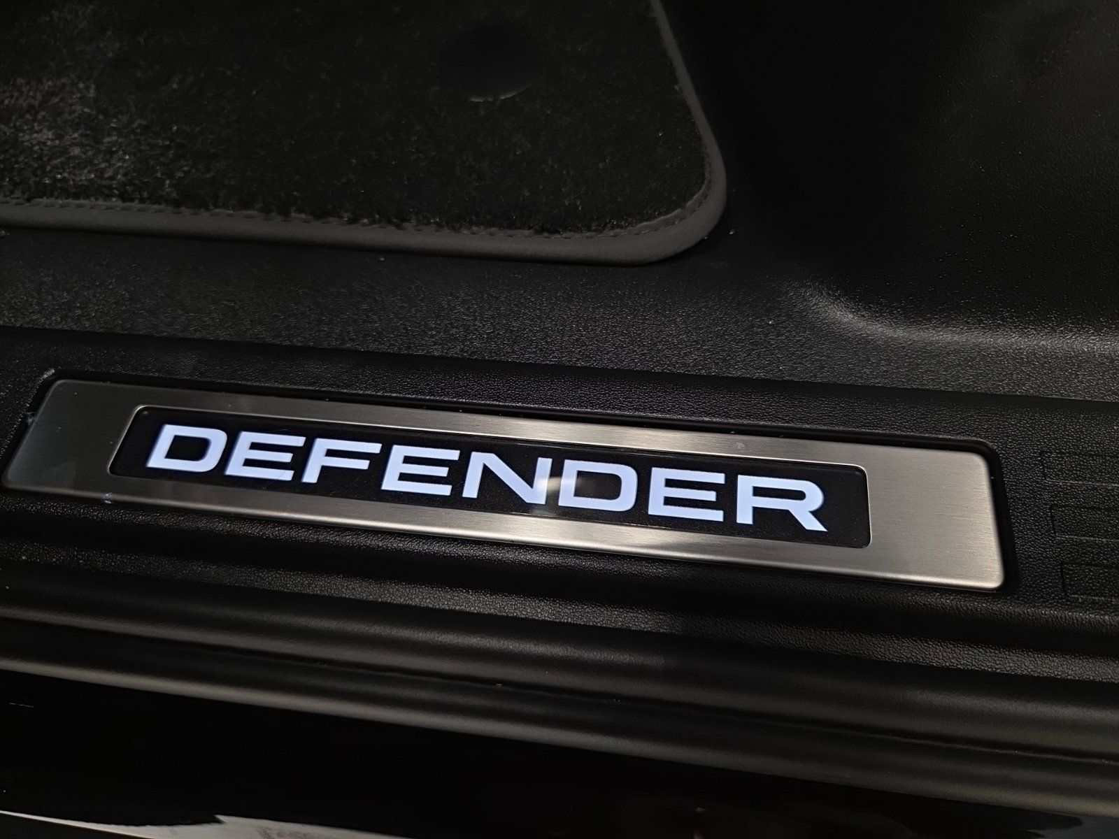 2026 Land Rover Defender OCTA Black - Photo 17
