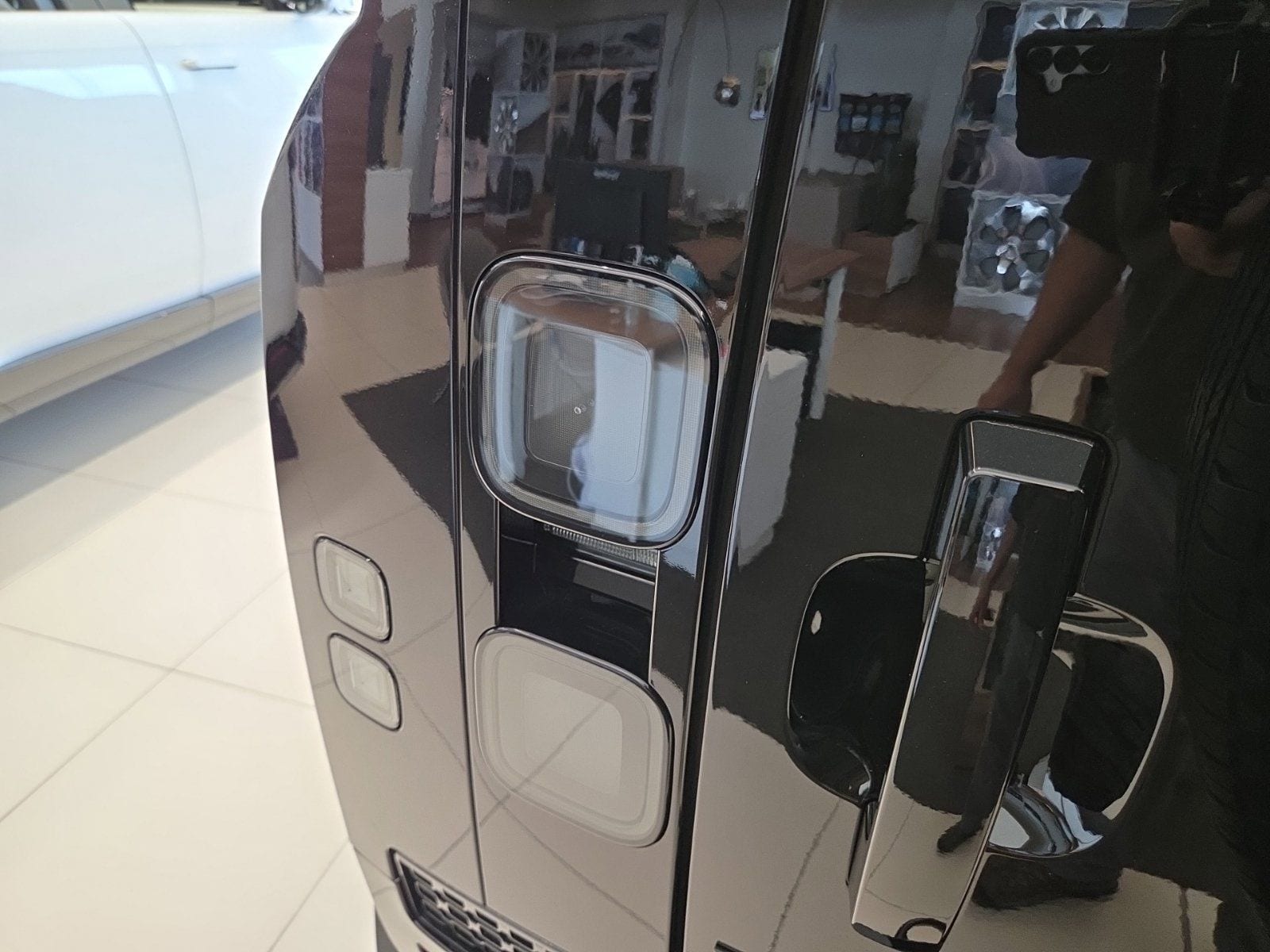 2026 Land Rover Defender OCTA Black - Photo 6