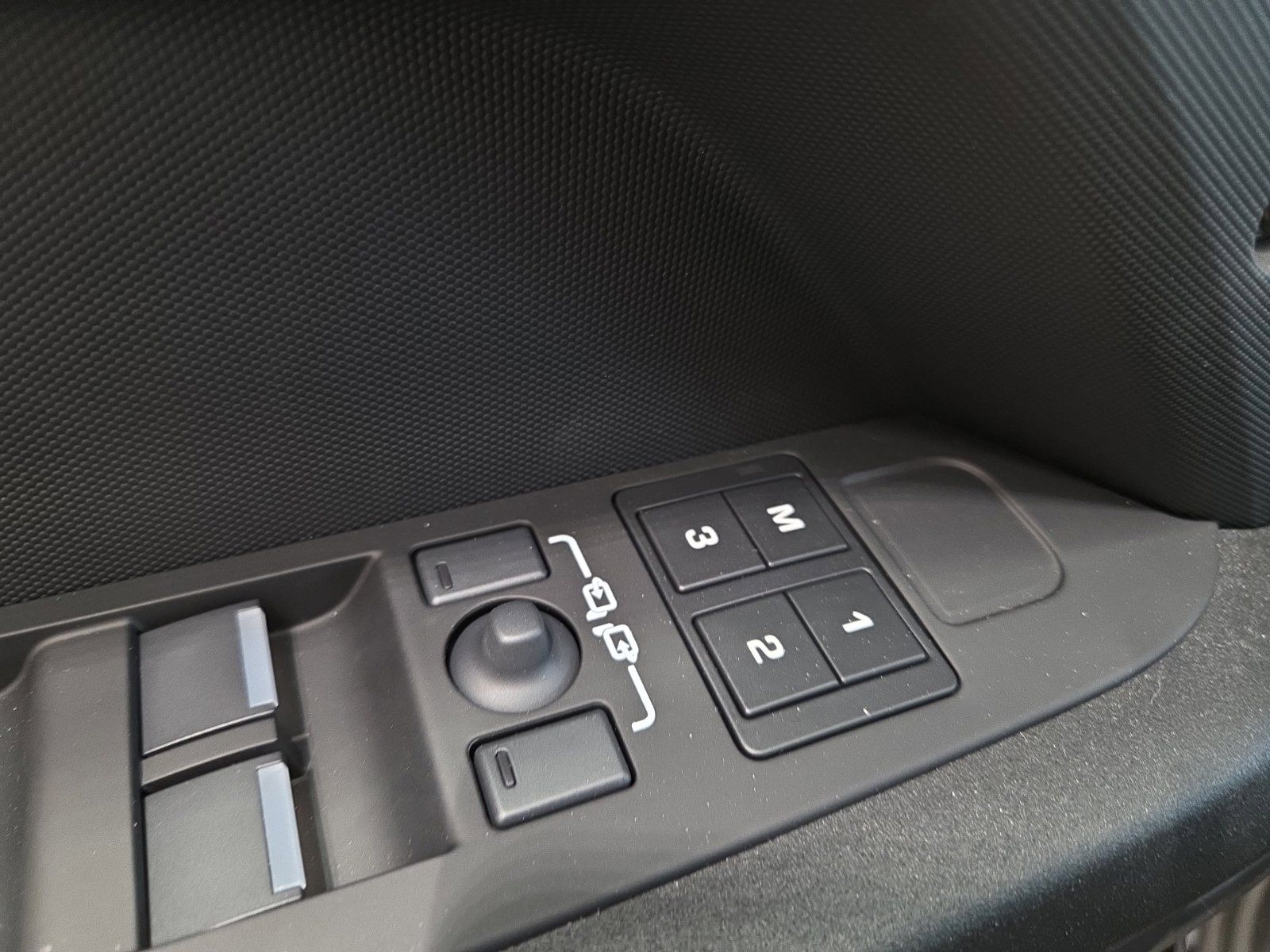 2026 Land Rover Defender OCTA Black - Photo 19