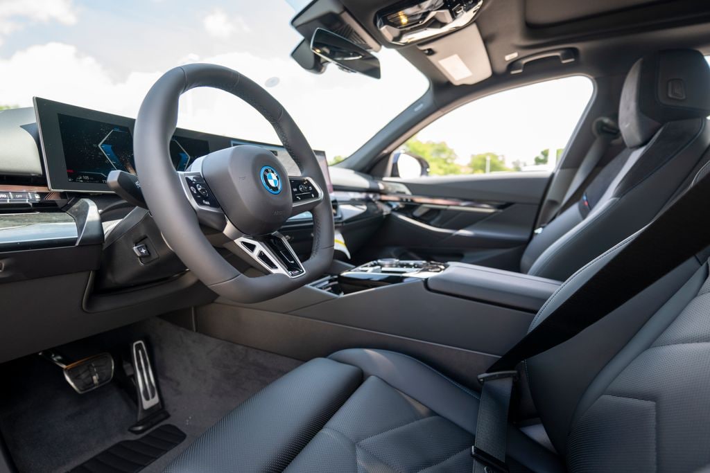 New 2027 BMW 550e xDrive Sedan