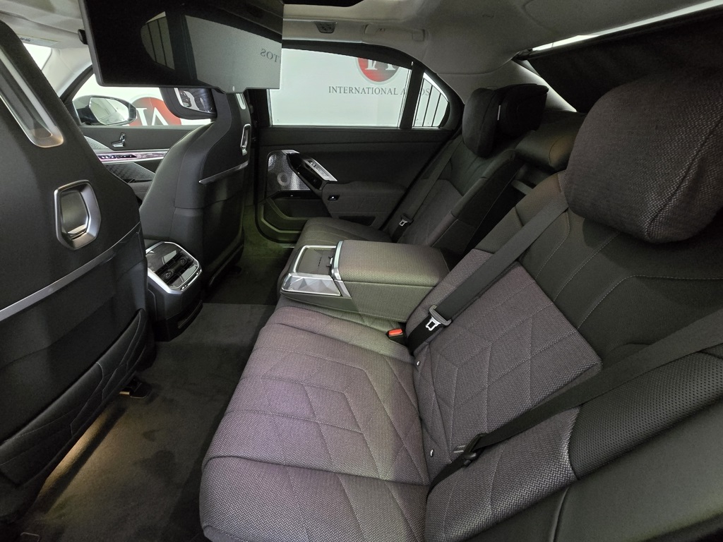 2025 BMW 7 Series 760i - Photo 12