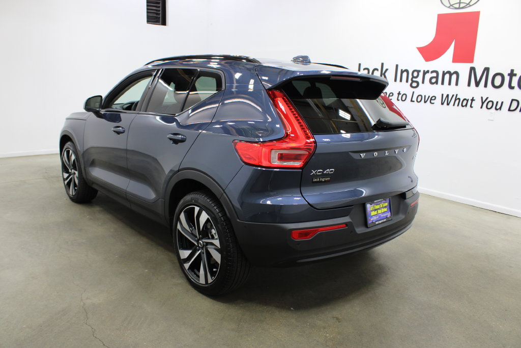 New 2026 Volvo XC40 B5 Plus SUV