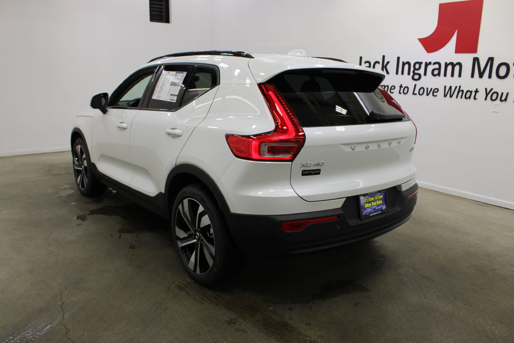 New 2026 Volvo XC40 B5 Plus SUV