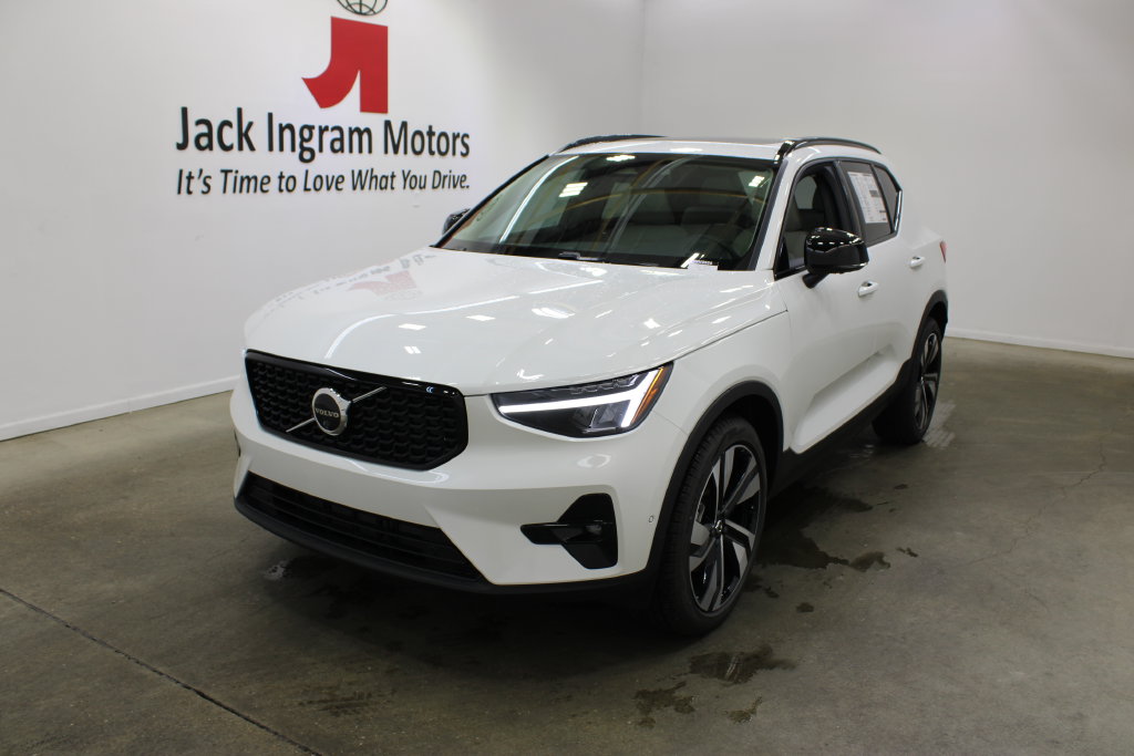 New 2026 Volvo XC40 B5 Plus SUV