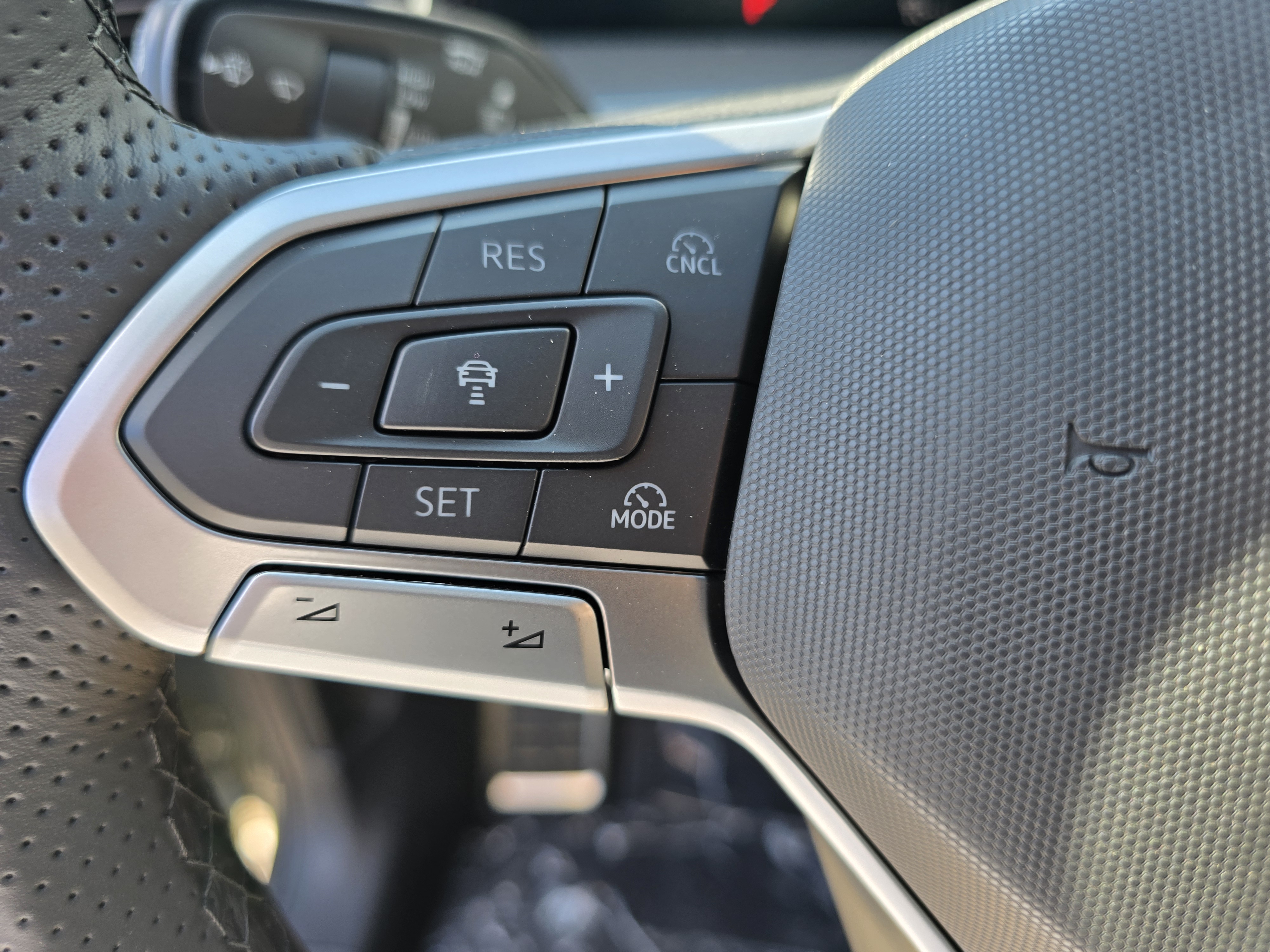 2026 Volkswagen Tiguan SE R-LINE BLACK - Photo 15