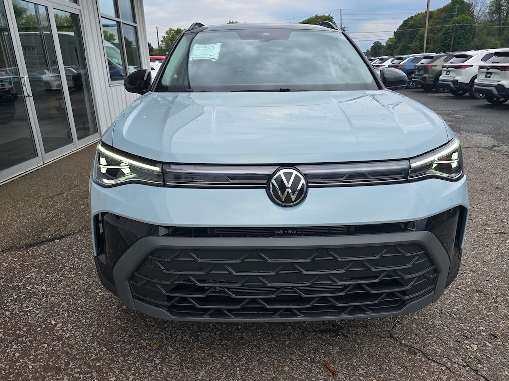 New 2027 Volkswagen Taos 1.5T SE Black SUV