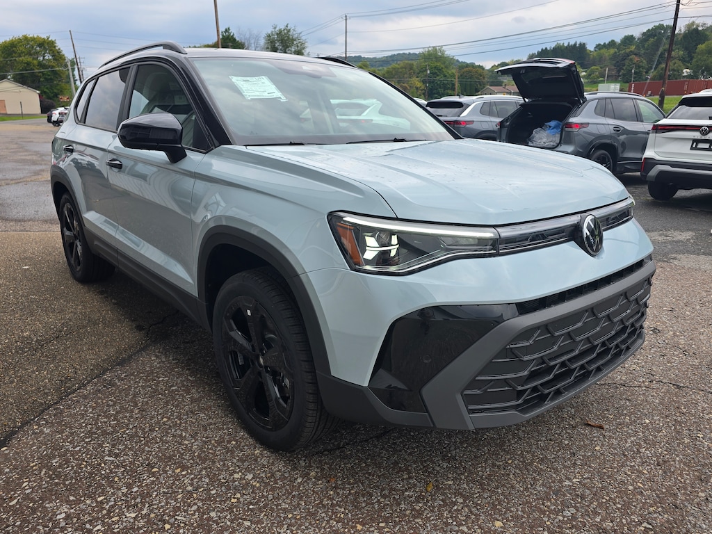 New 2027 Volkswagen Taos 1.5T SE Black SUV